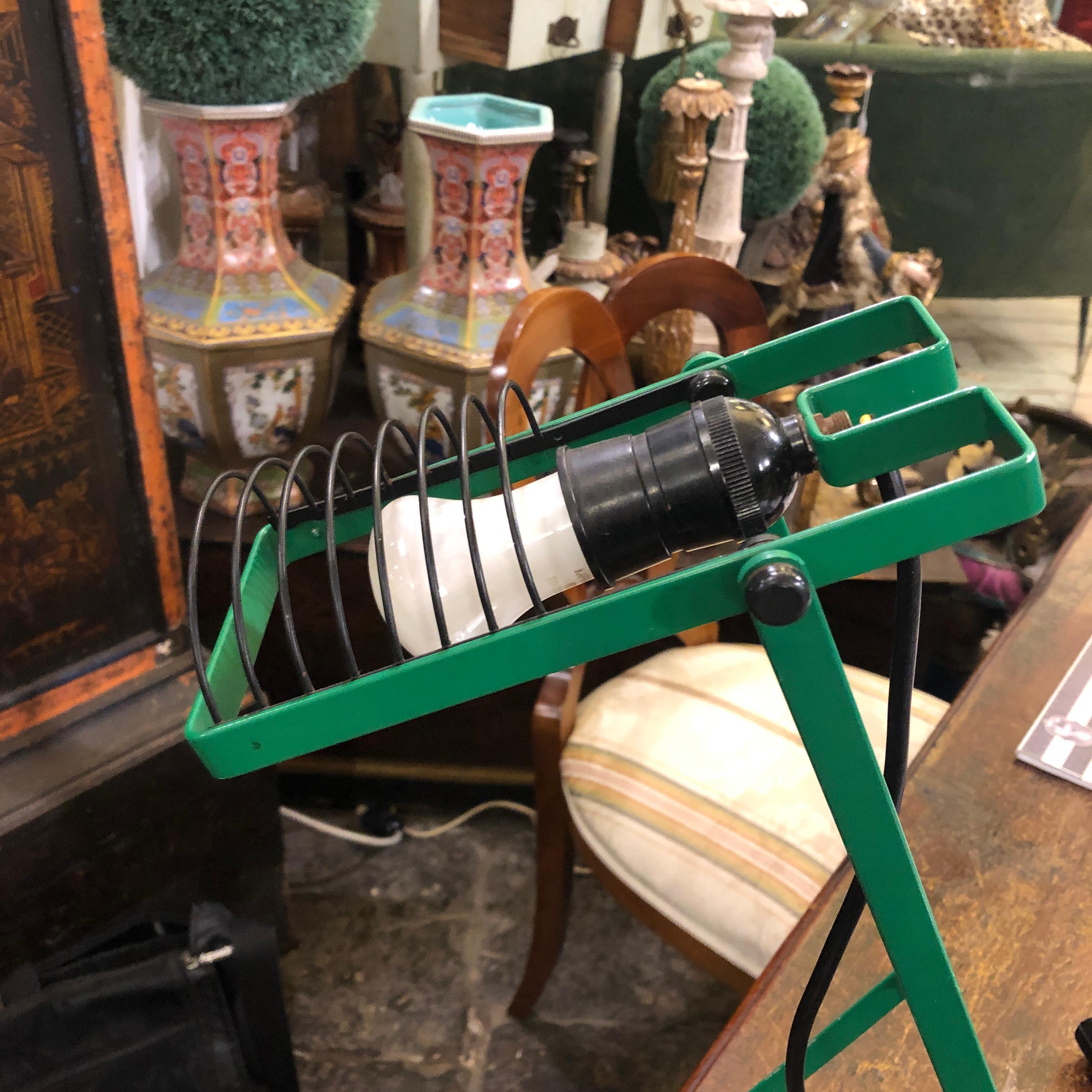1970s Italian table lamp designed by Ernesto Gismondi in 1976 for Artemide. The light is designed with an adjustable bulb holder and flexible foot which allows it to be easily moved into various positions. The Sintesi range was well ahead of its