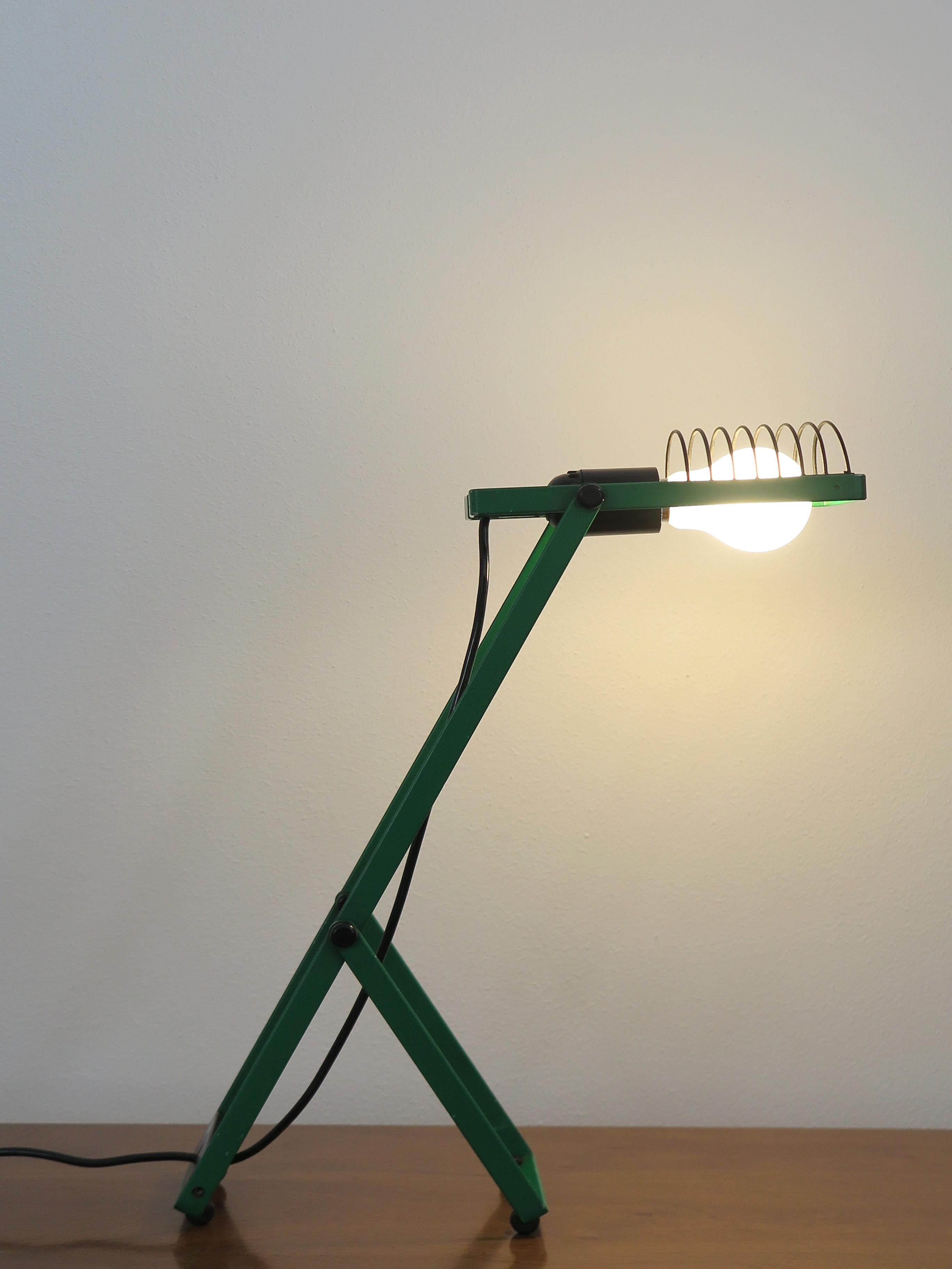 Lámpara de sobremesa regulable de diseño moderno italiano de mediados de siglo modelo Sintesi diseñada por Ernesto Gismondi y producida por Artemide con estructura de metal pintado, Italia producción años 70
Marca del diseñador y del fabricante