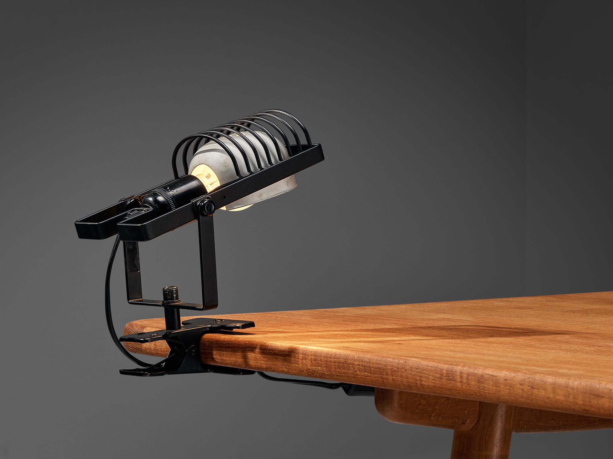 Ernesto Gismondi per Artemide, lampada a morsetto a più vie, modello 'Sintesi Faretto Morsetto', seconda edizione, ferro rivestito, acciaio rivestito, alluminio, gomma, plastica, Italia, design 1976

Il fondatore di Artemide, Ernesto Gismondi