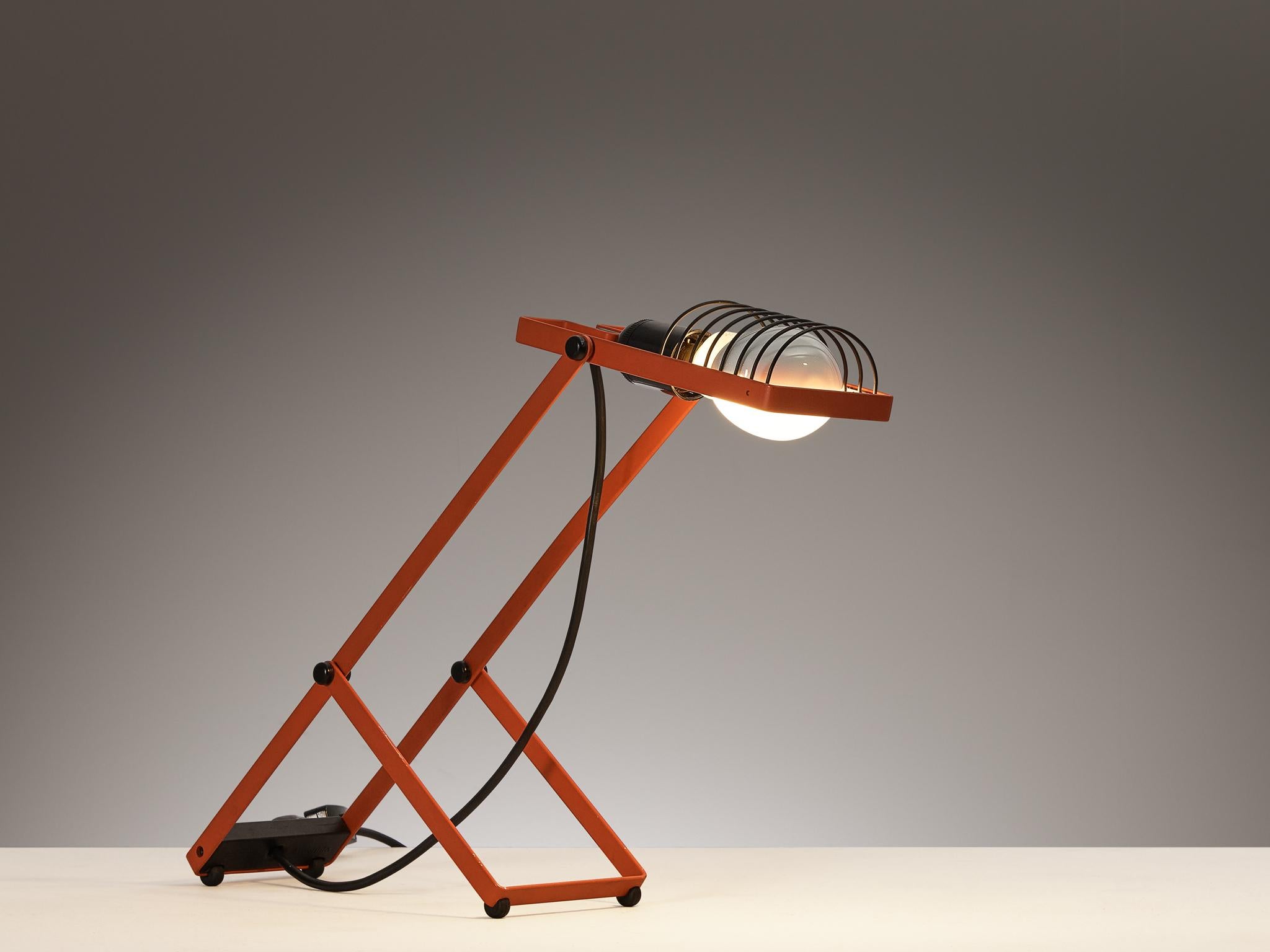 Ernesto Gismondi for Artemide Table Lamp 'Sintesi' in Red In Good Condition For Sale In Waalwijk, NL