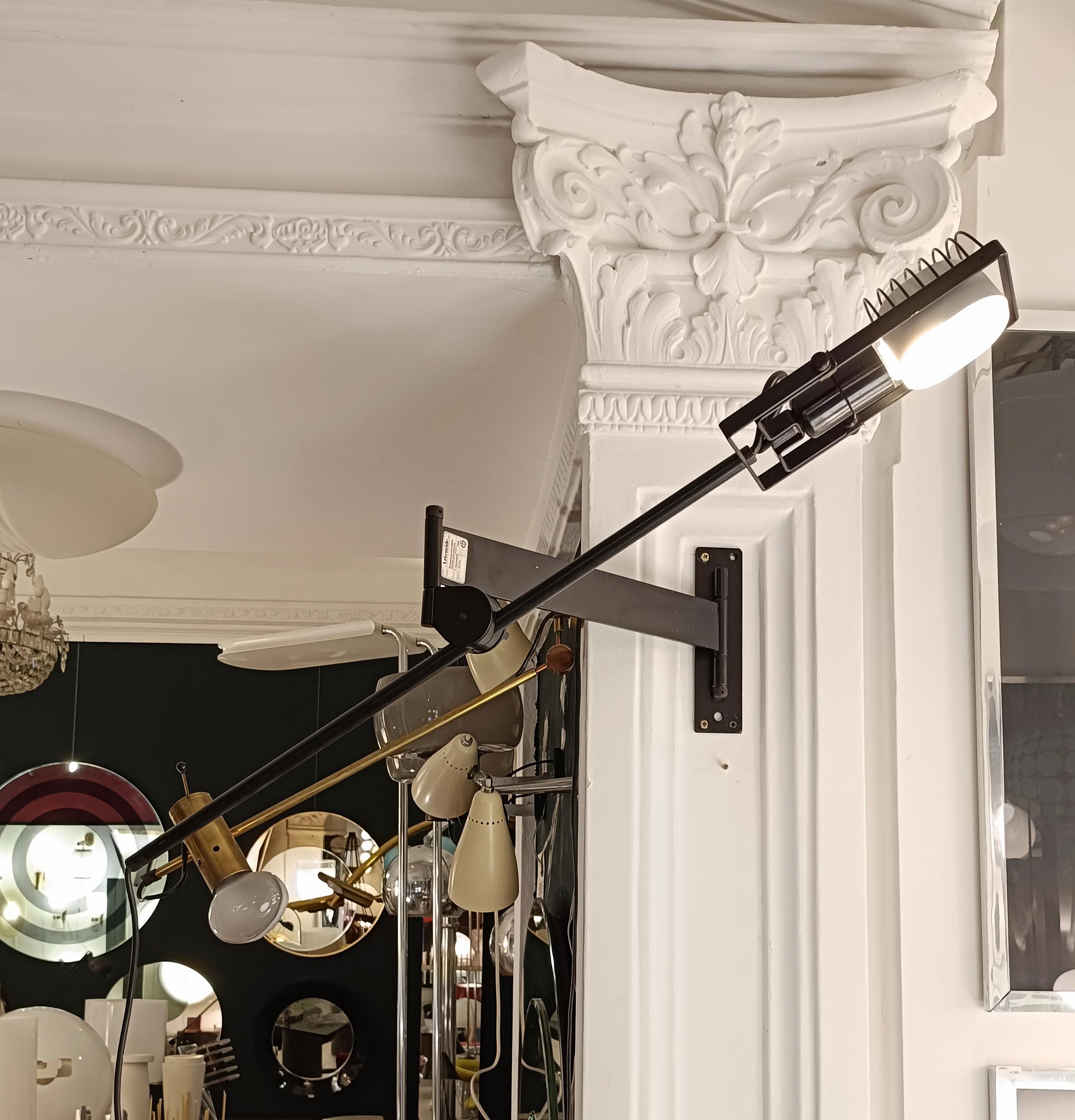 A very rare architectural wall lamp from the Sintesi line, designed by Ernesto Gismondi in 1976 for the Artemide Company.
High quality production constructed from coated steel and Aluminium.