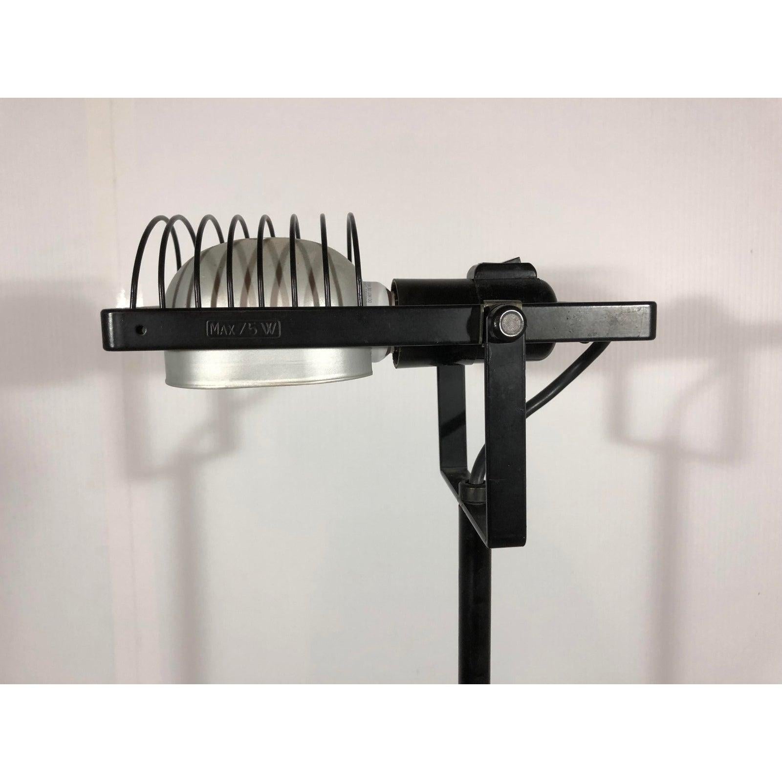 Adjustable Sintesi desk or table lamp in black lacquer by Ernesto Gismondi for Artemide. Italy 1970s.

Sold individually.  One available. 