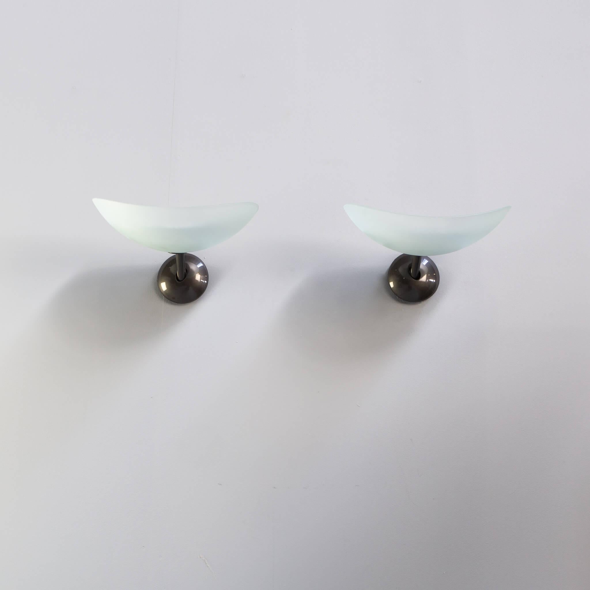 This set of 2 wall sconces from the model Tobe 35 Parete are made of glass scales with halogen bar bulbs in it. Note: it is possible to change the halogen into led bar bulbs these days. The wall lamp is very rare to find. We have 3 sets of 2 pieces