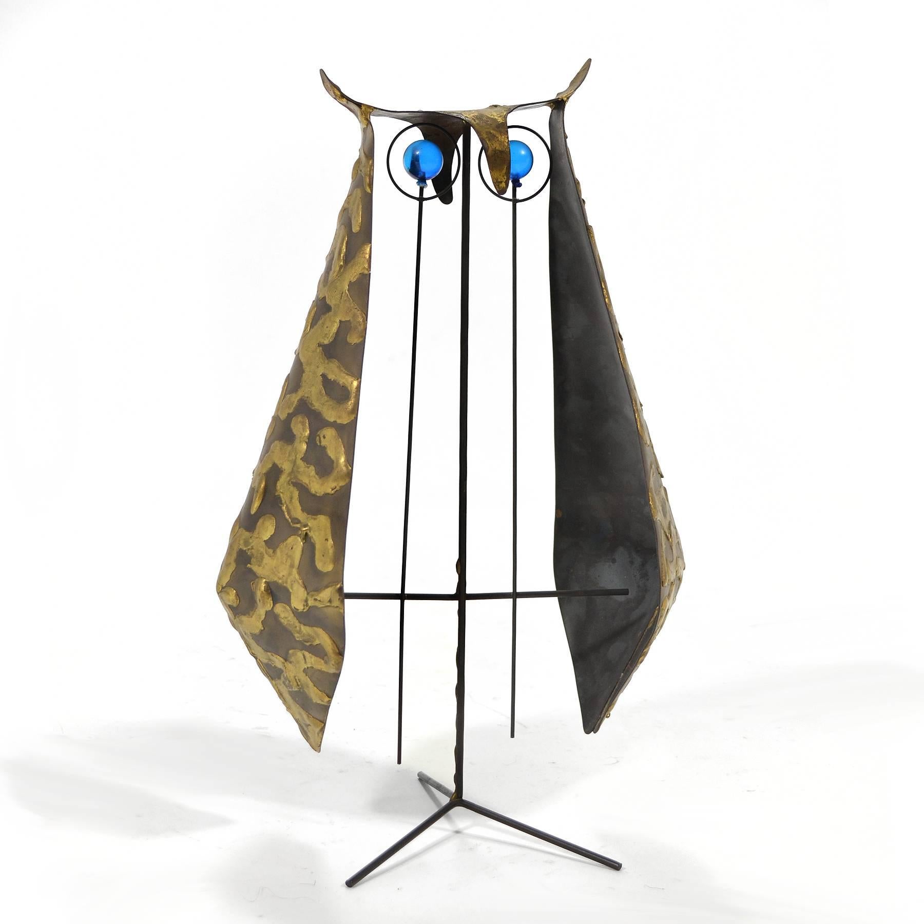 With an incredible economy of line, this delightful, whimsical sculpture by Cuban-American artist Ernesto Gonzalez-Jerez conveys not only the form of an owl, but a remarkable amount of personality.
