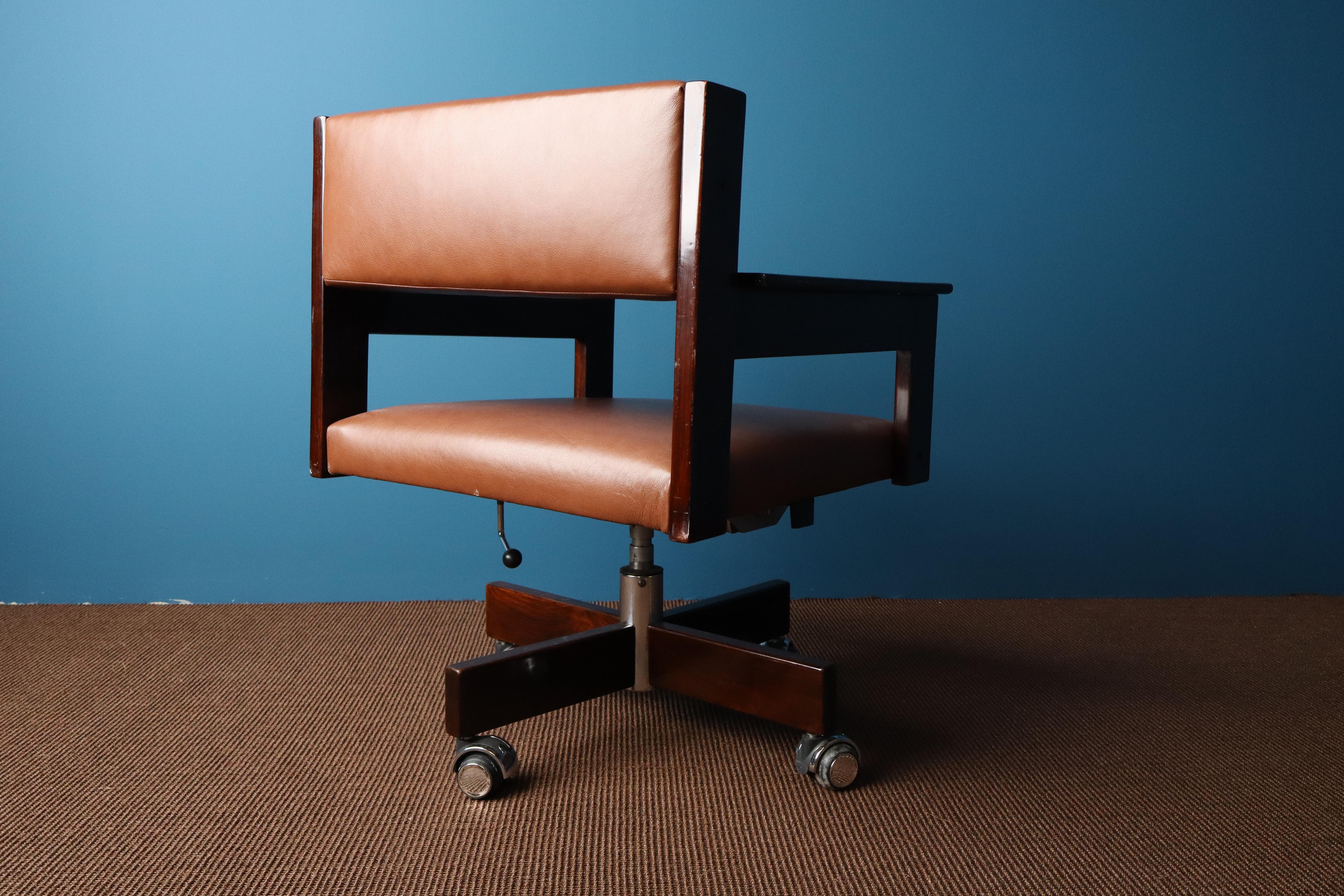 Ernesto Hauner (1931 - 2002) - Mobilínea - Swivel chair with armrests made of rosewood with seat and back covered in leather. Central axis in chromed steel and four wooden legs with casters. Piece produced by the Brazilian manufacturer 