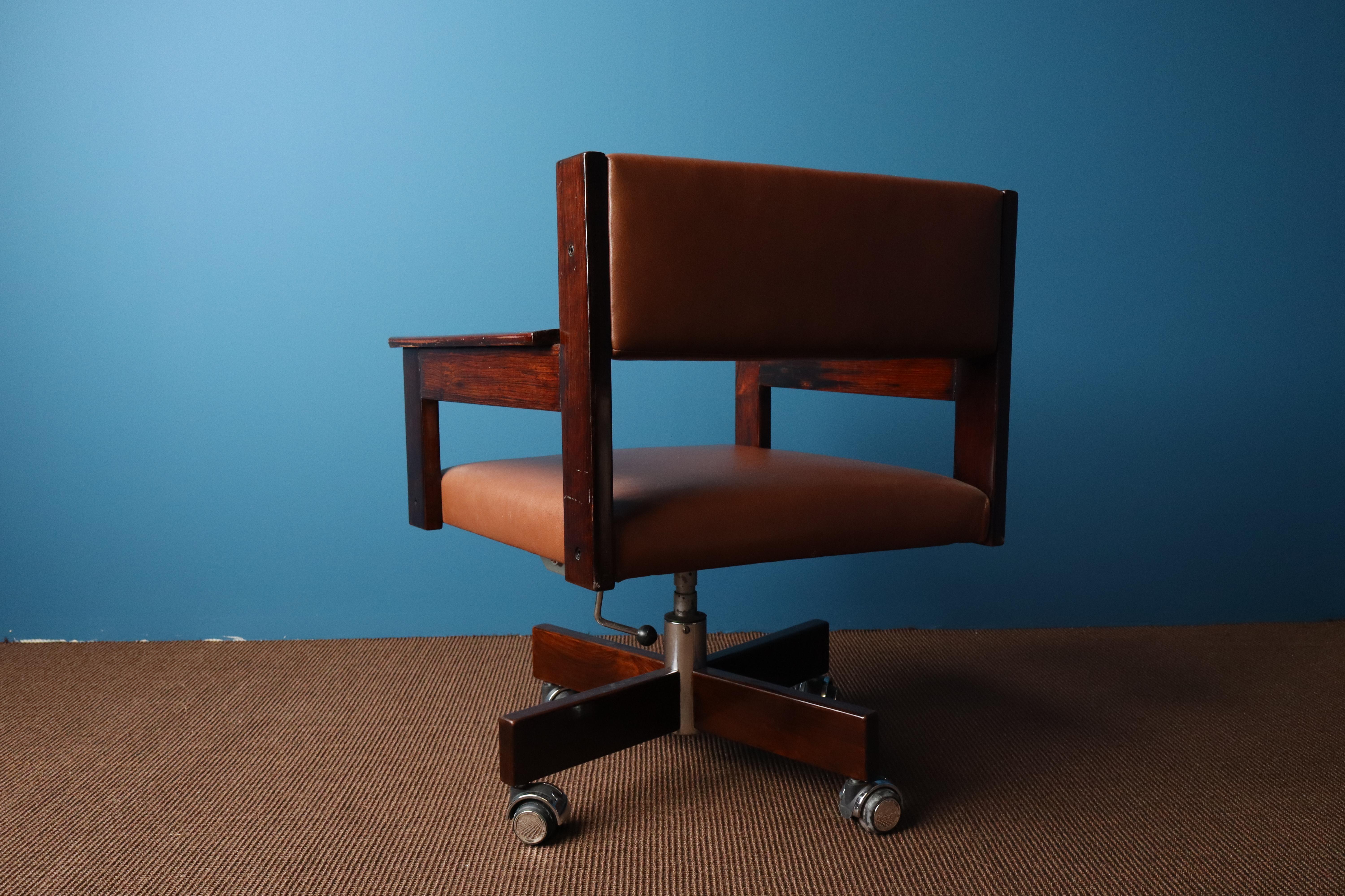 Mid-Century Modern Ernesto Hauner (1931 - 2002) - Furniture - Swivel chair with armrest For Sale