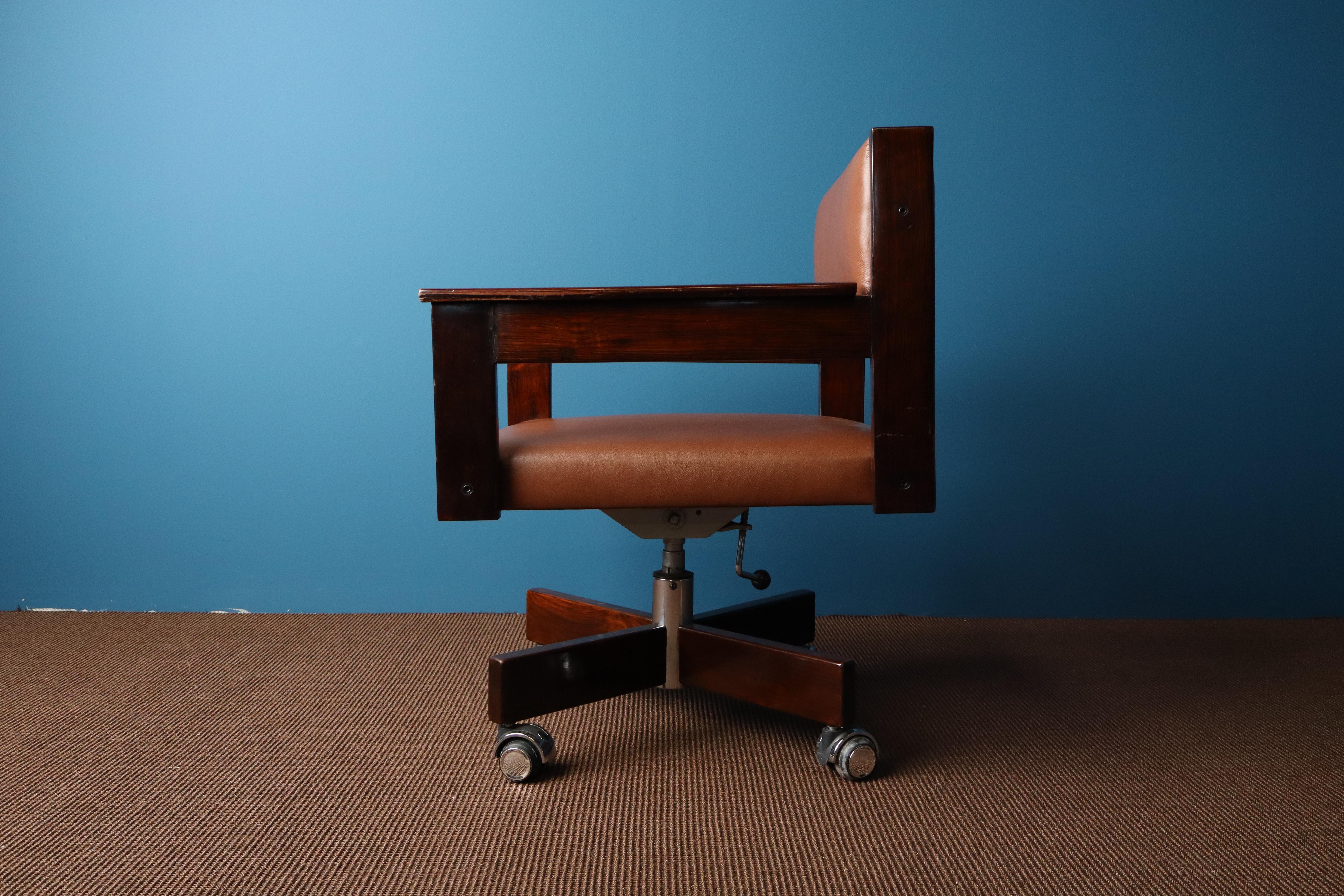 Brazilian Ernesto Hauner (1931 - 2002) - Furniture - Swivel chair with armrest For Sale