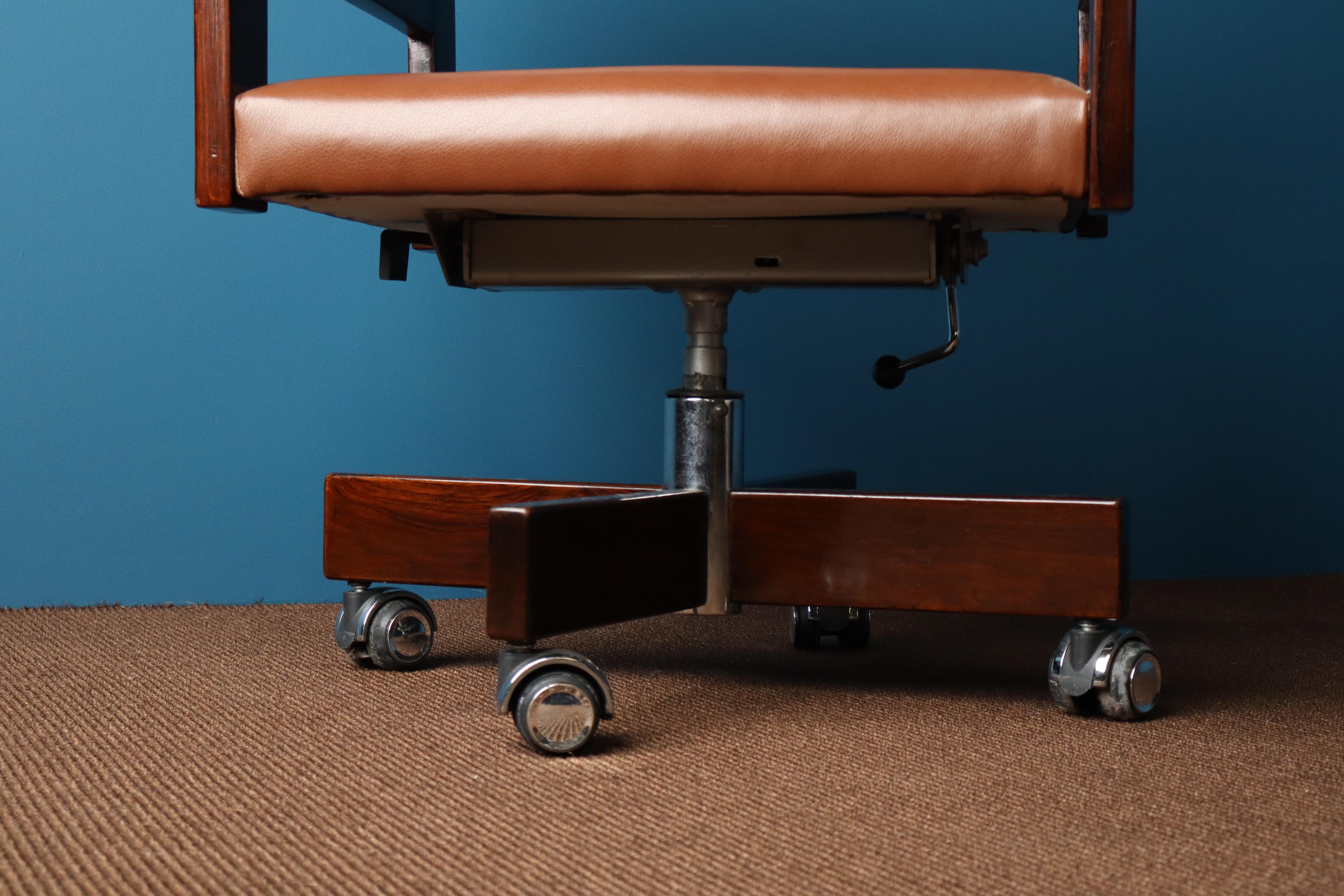 Ernesto Hauner (1931 - 2002) - Furniture - Swivel chair with armrest In Good Condition For Sale In Knokke-Heist, BE