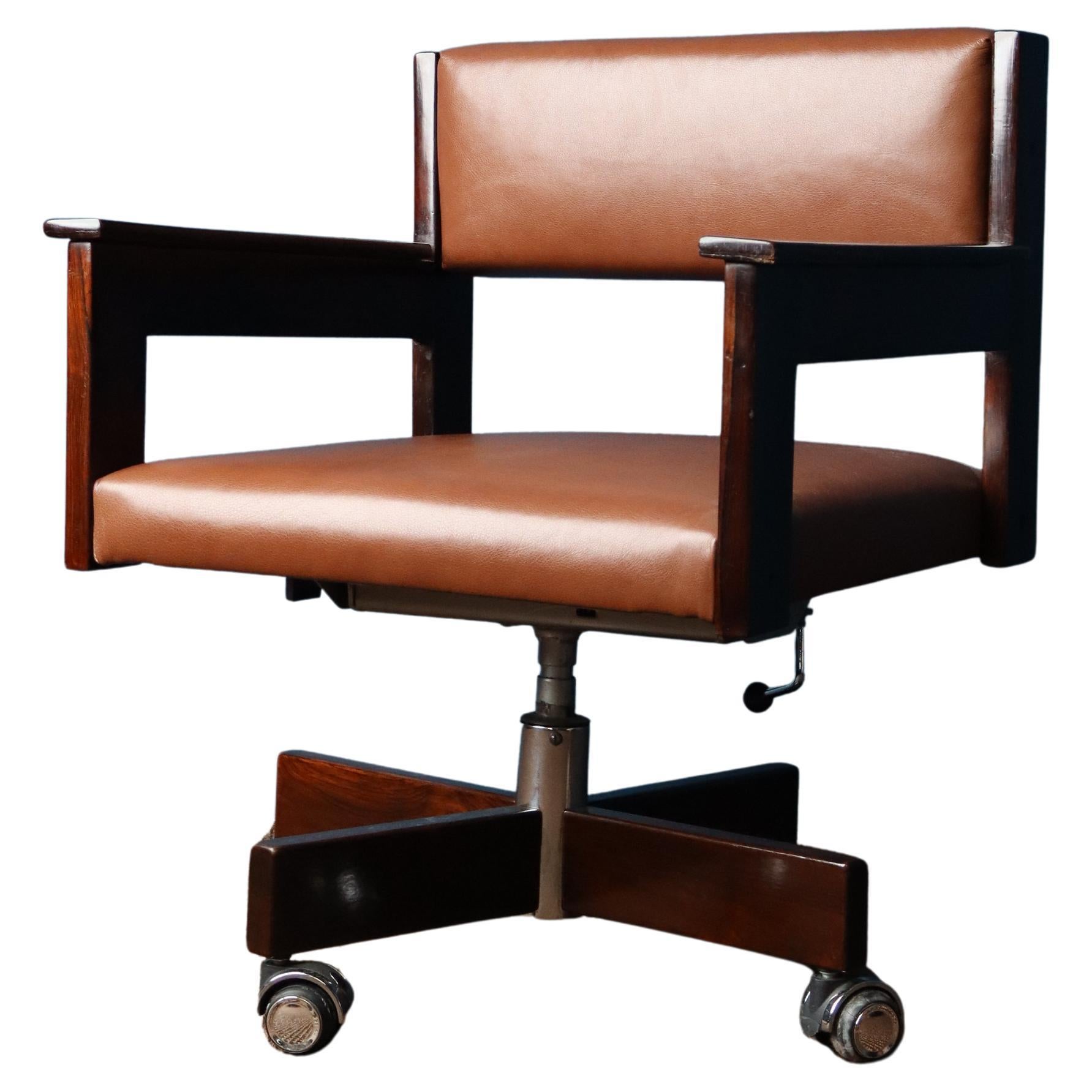 Ernesto Hauner (1931 - 2002) - Furniture - Swivel chair with armrest For Sale