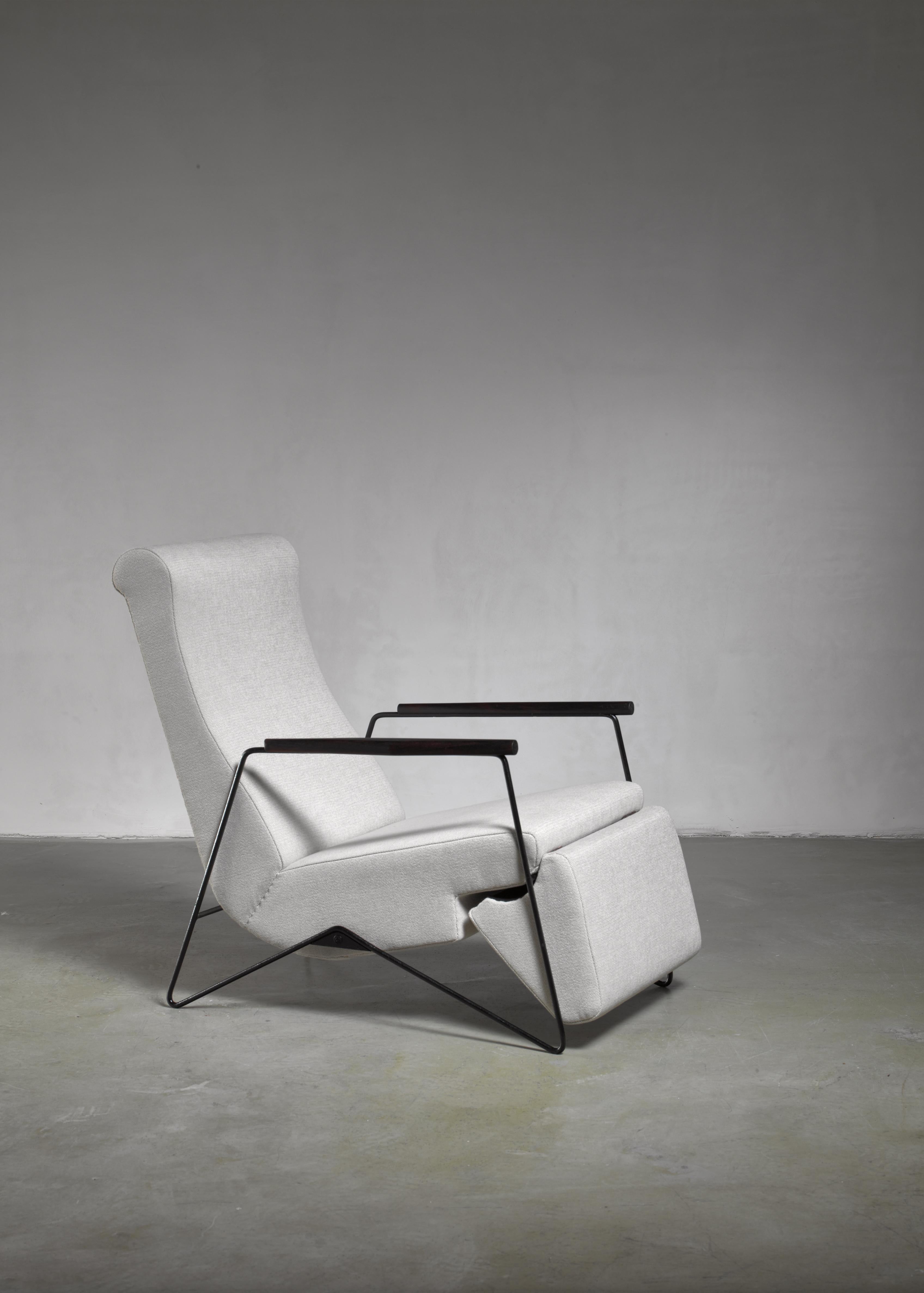 A reclining lounge chair by Carlo Hauner's brother Ernesto Hauner. The chair is standing on thin metal legs and with wooden armrests. It has been professionally reupholstered with off-white De Ploeg wool.

The chair can be placed in two different