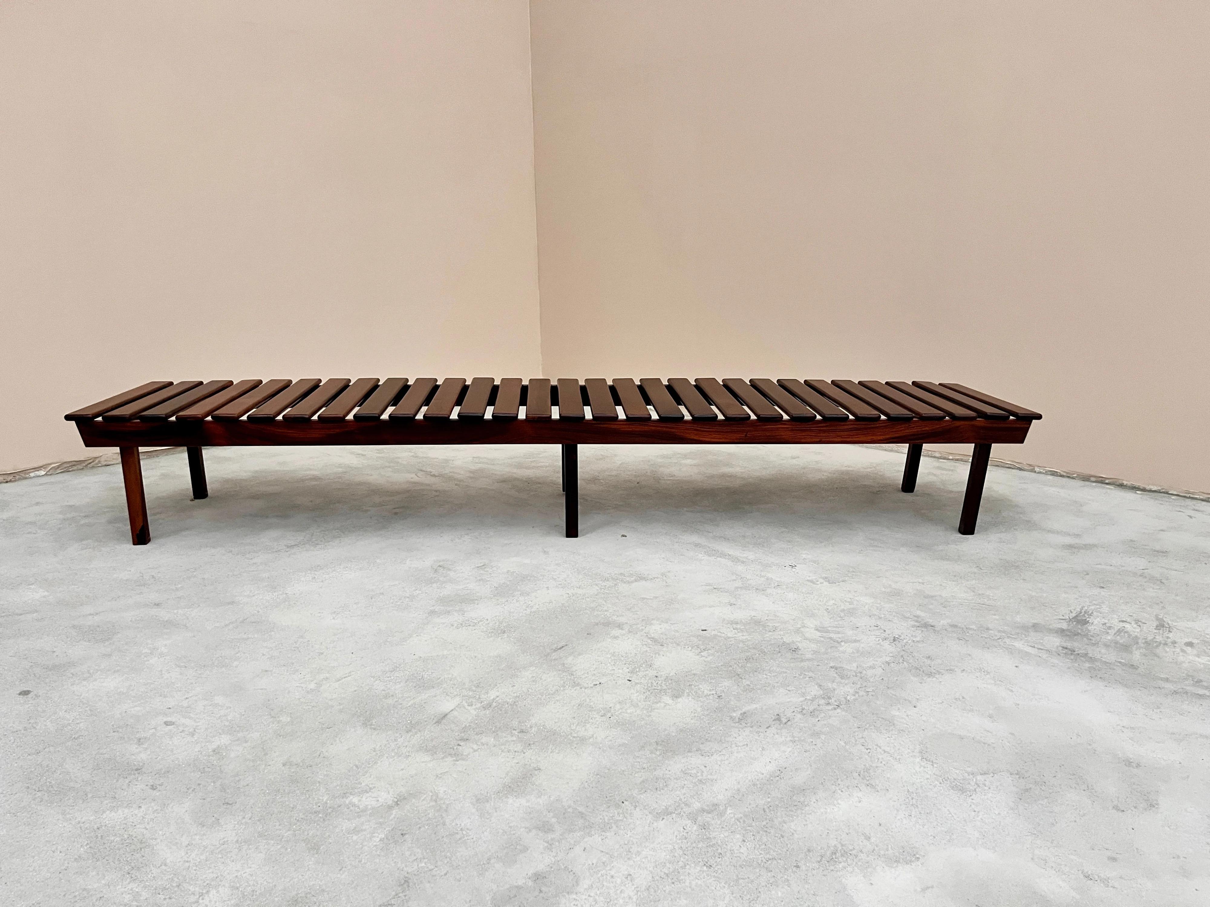 Mid-Century Modern Ernesto Hauner. Banc en bois massif, années 1950 en vente