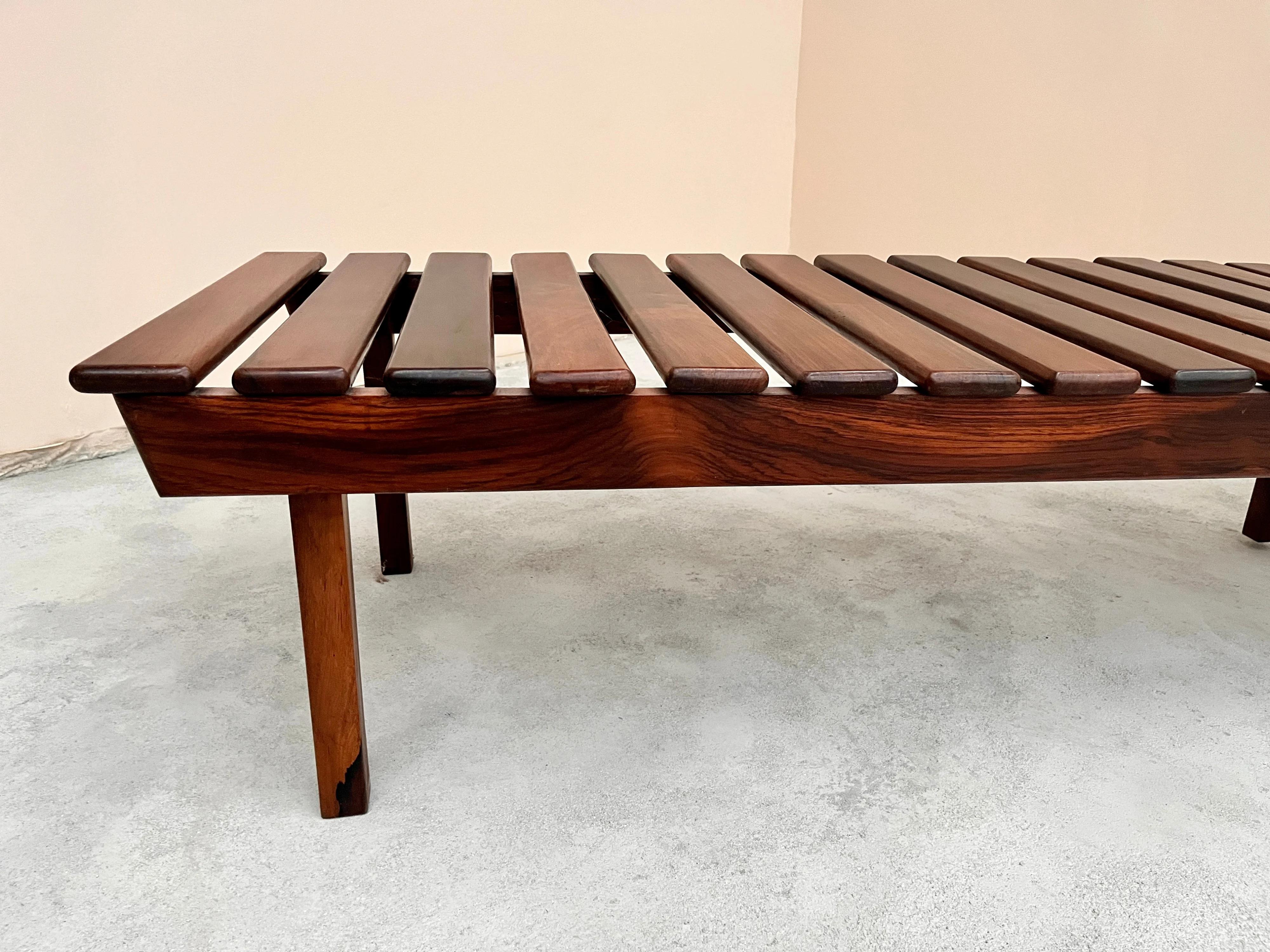 Brésilien Ernesto Hauner. Banc en bois massif, années 1950 en vente