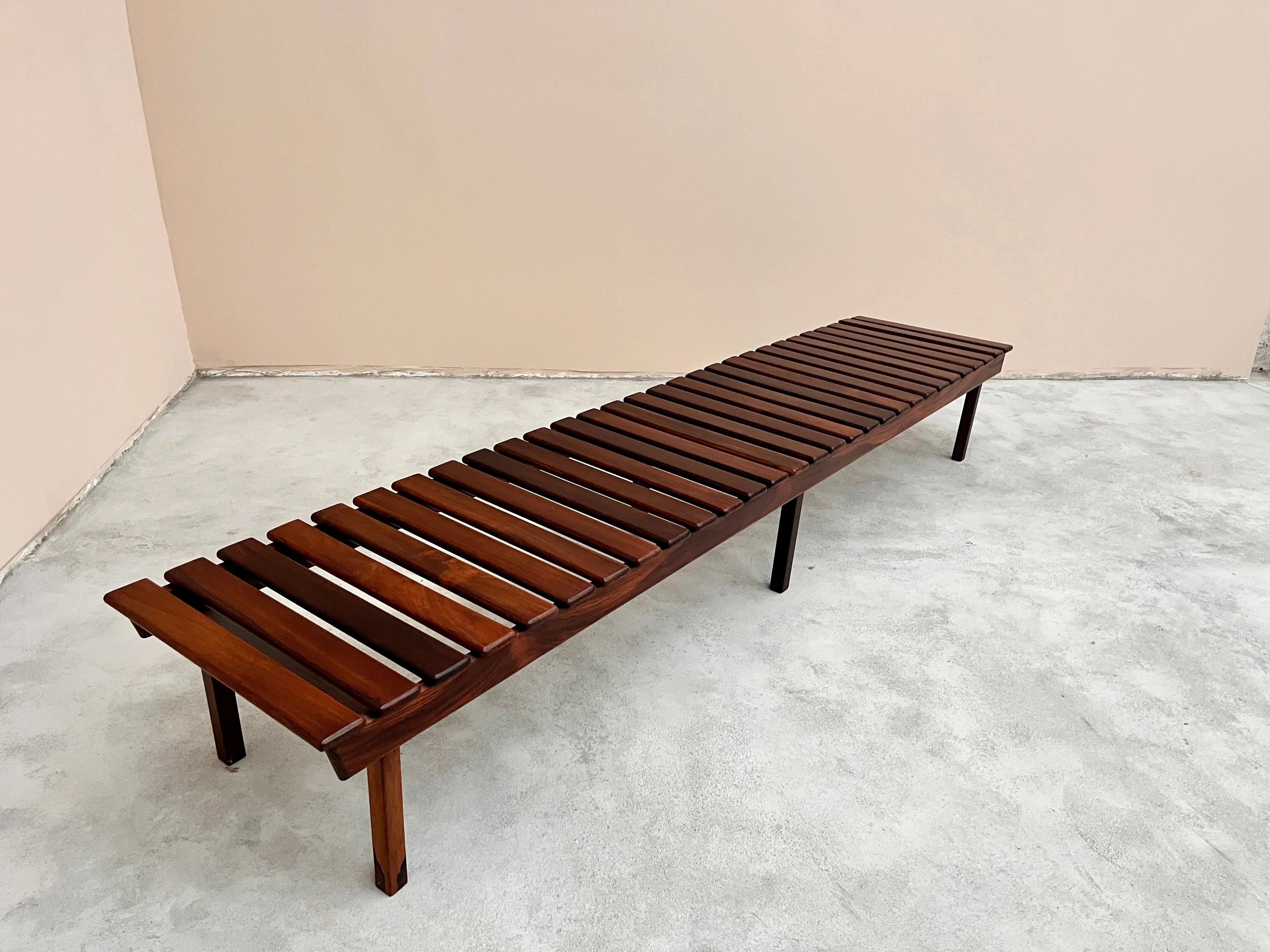 Ernesto Hauner. Banc en bois massif, années 1950 Bon état - En vente à Barra Funda, SP
