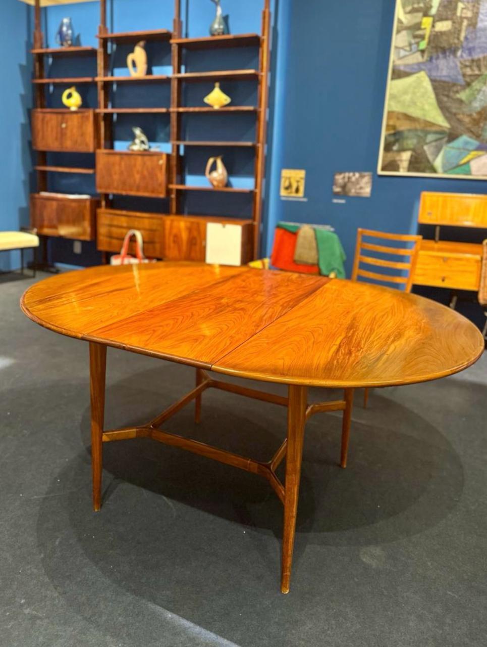 Extendable round table with solid caviúna structure, table top with its top and finishings in caviúna wood, also known as 