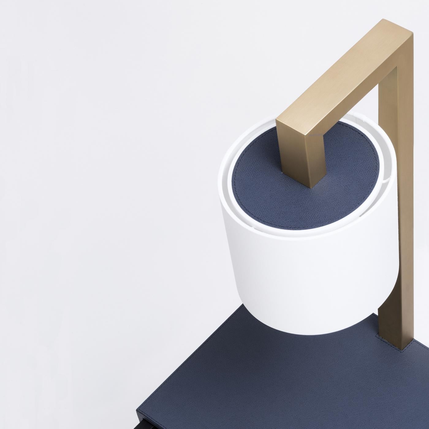 Dieser elegante und moderne Beistelltisch gehört zur Collection'S Ernest und zeichnet sich durch eine kühne Silhouette und elegante Oberflächen aus. Die Metallstruktur hat ein Messing-Finish, einen beschwerten Sockel und eine passende zentrale