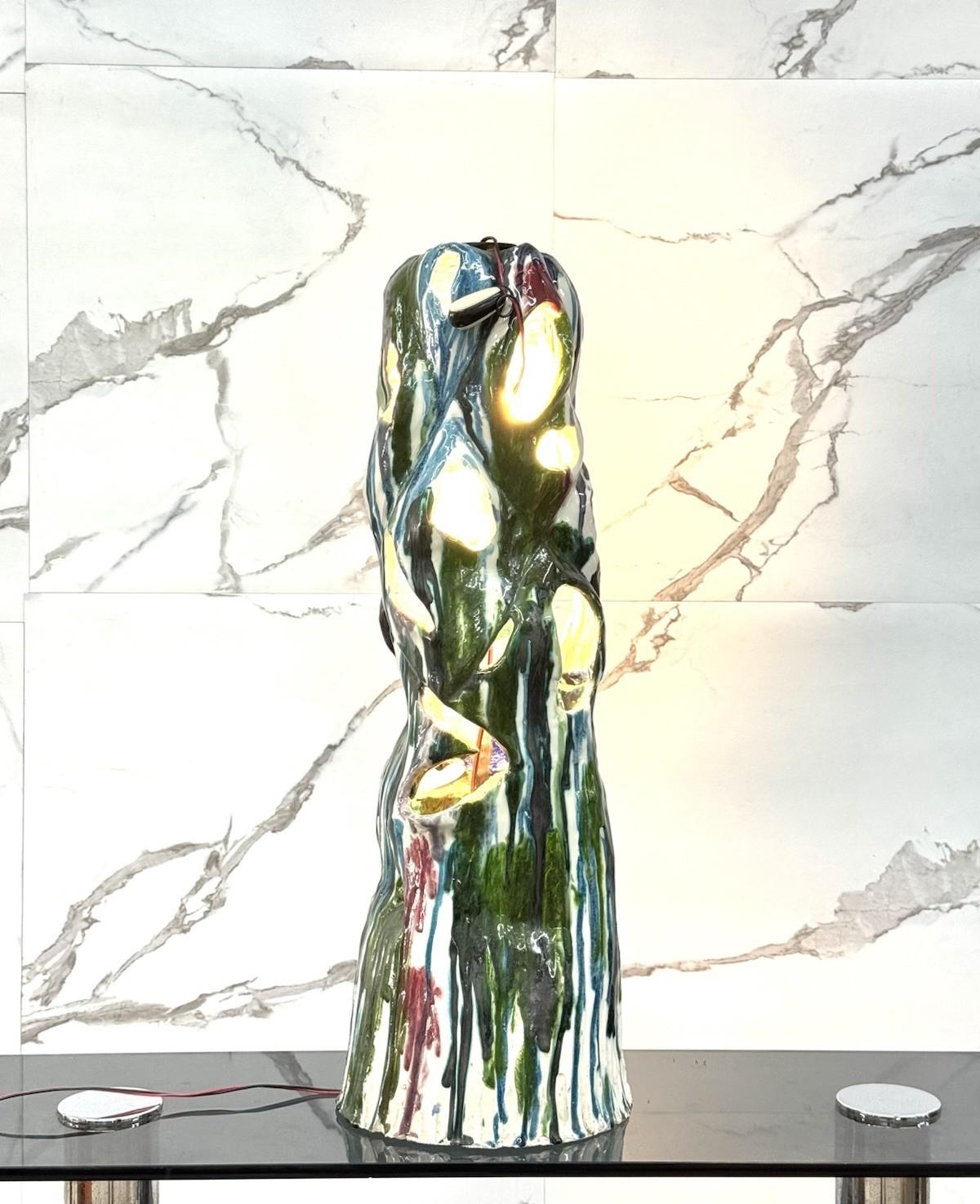 Ernesto Treccani Rarissima Lampada Da Tavolo In Ceramica, Design Modernariato 1960’s.

Struttura interamente in ceramica policroma dipinta a mano, è presente una firma “Dante”.

Ovviamente lo stile è molto simile a quello di Ernesto