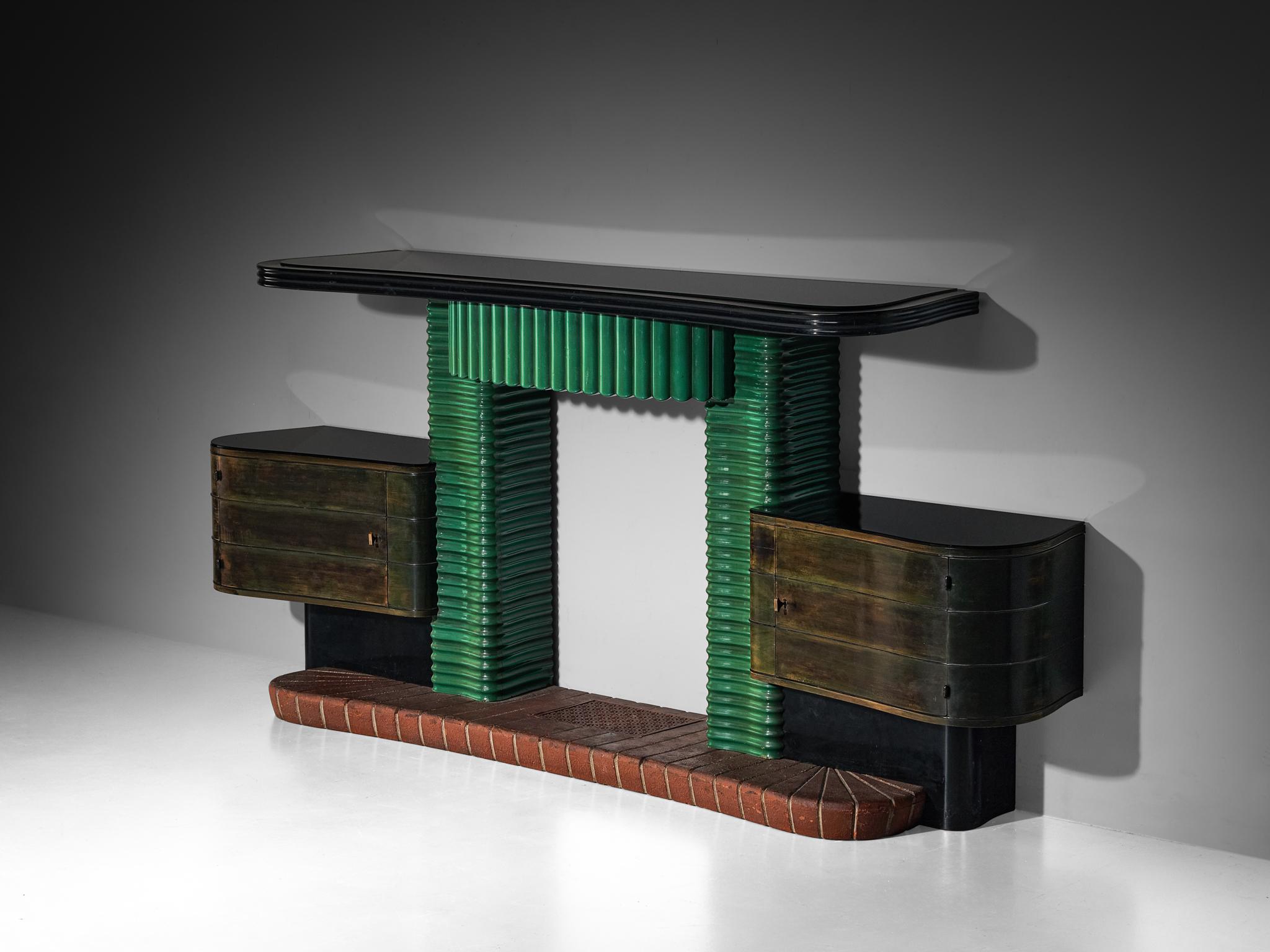Ernesto Valabrega per Studio Vittorio Valabrega, caminetto decorativo, legno laccato, gesso, vetro, ferro, Italia, anni '30

Questo straordinario caminetto decorativo, presumibilmente unico, disegnato da Ernesto Valabrega e prodotto dallo Studio