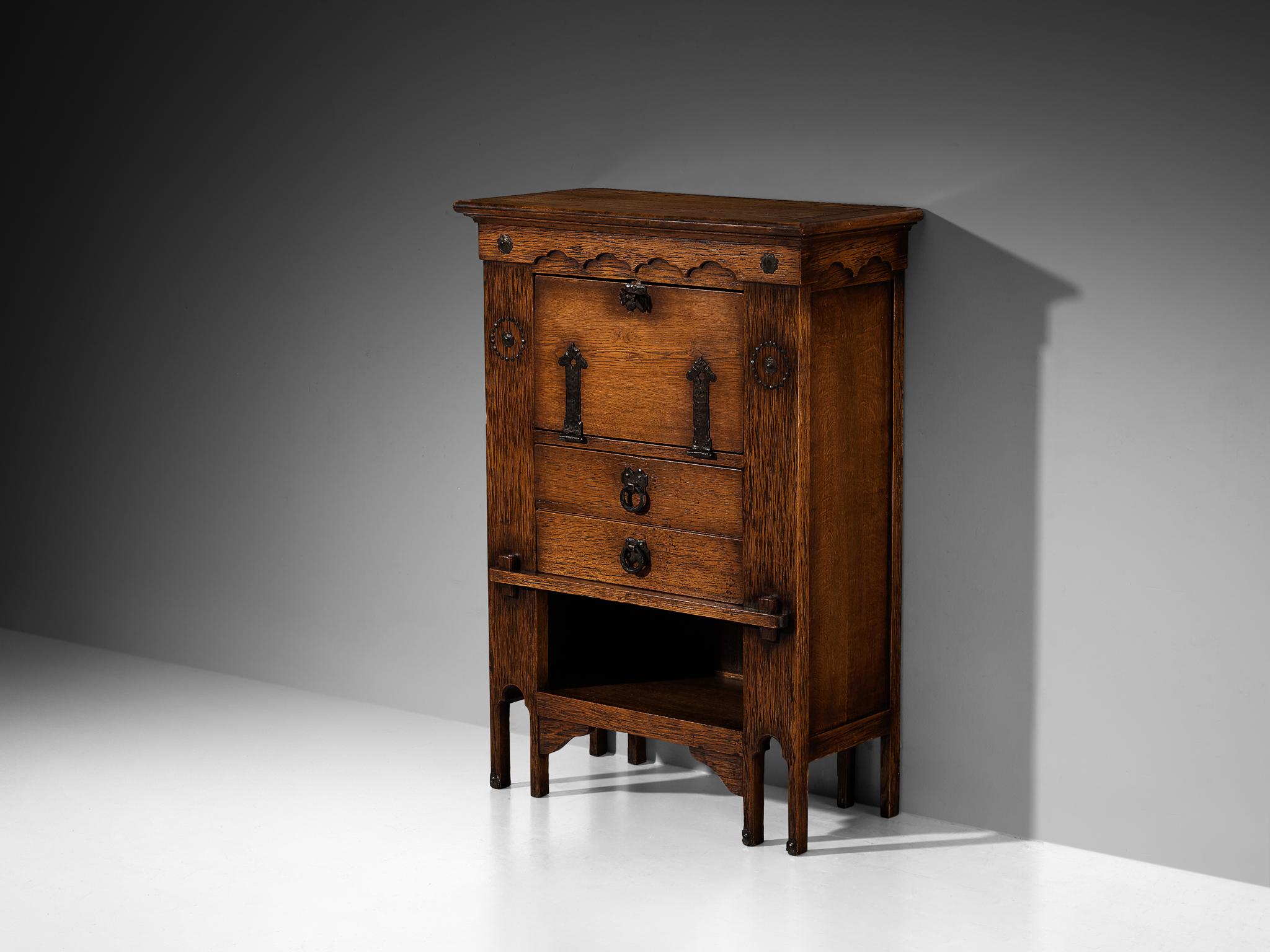 Ernesto Valabrega für Vittorio Valabrega Studio, Schrank, Eiche, Eisen, Italien, 1930er Jahre

Dieser Schrank aus Eichenholz, entworfen von Ernesto Valabrega, ist ein Beispiel für ästhetische Raffinesse und funktionelles Design. Es verfügt über eine