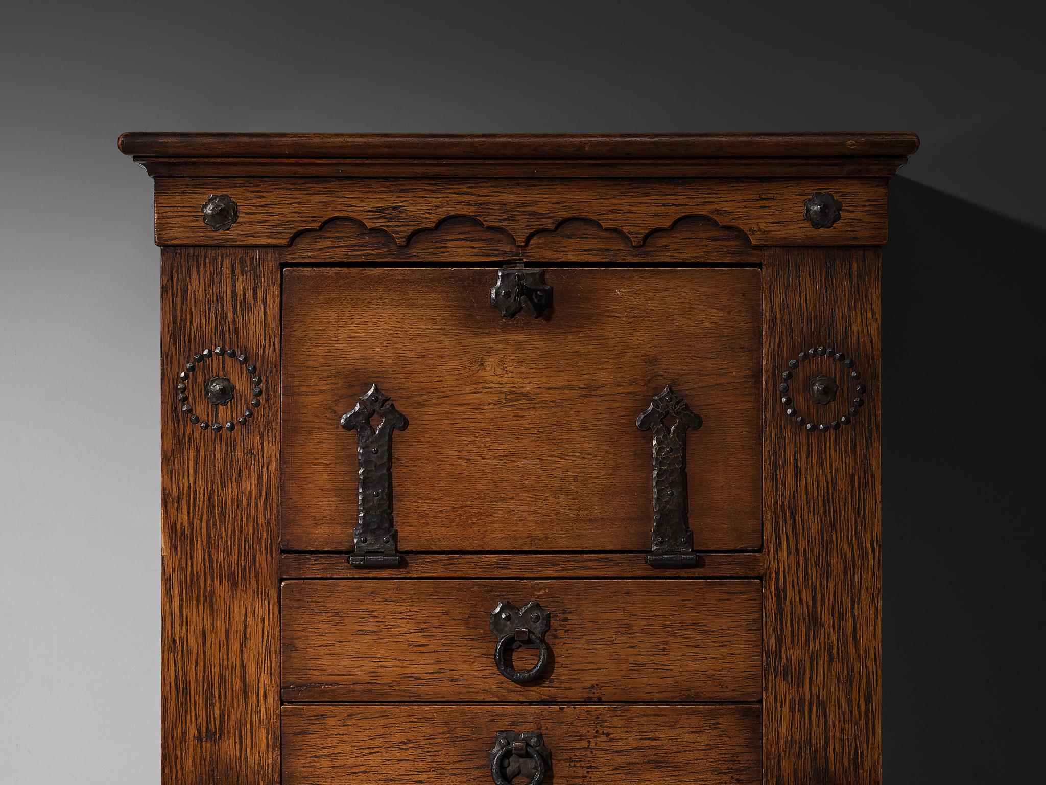 Ernesto Valabrega für Vittorio Valabrega Art-Deco-Schrank aus Eiche und Eisen (Eichenholz) im Angebot