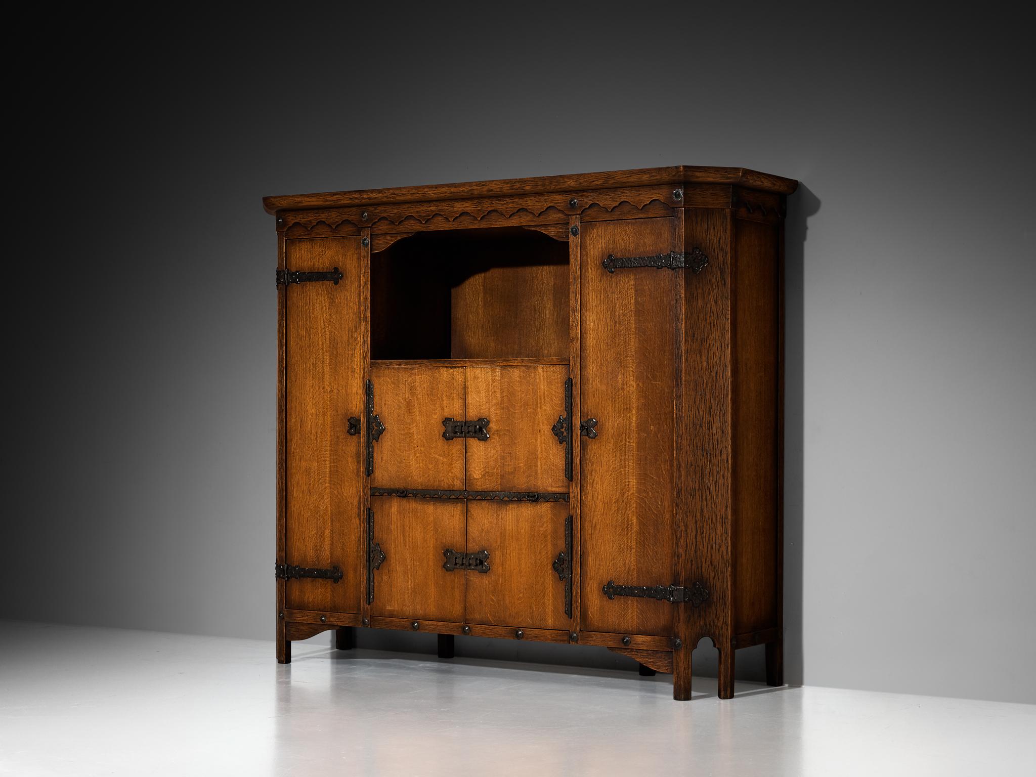 Ernesto Valabrega pour Vittorio Valabrega Studio, grande armoire, chêne, fer, verre miroir, Italie, années 1930

Cette armoire polyvalente, fabriquée en chêne et conçue par Ernesto Valabrega, illustre à la fois le raffinement esthétique et le design