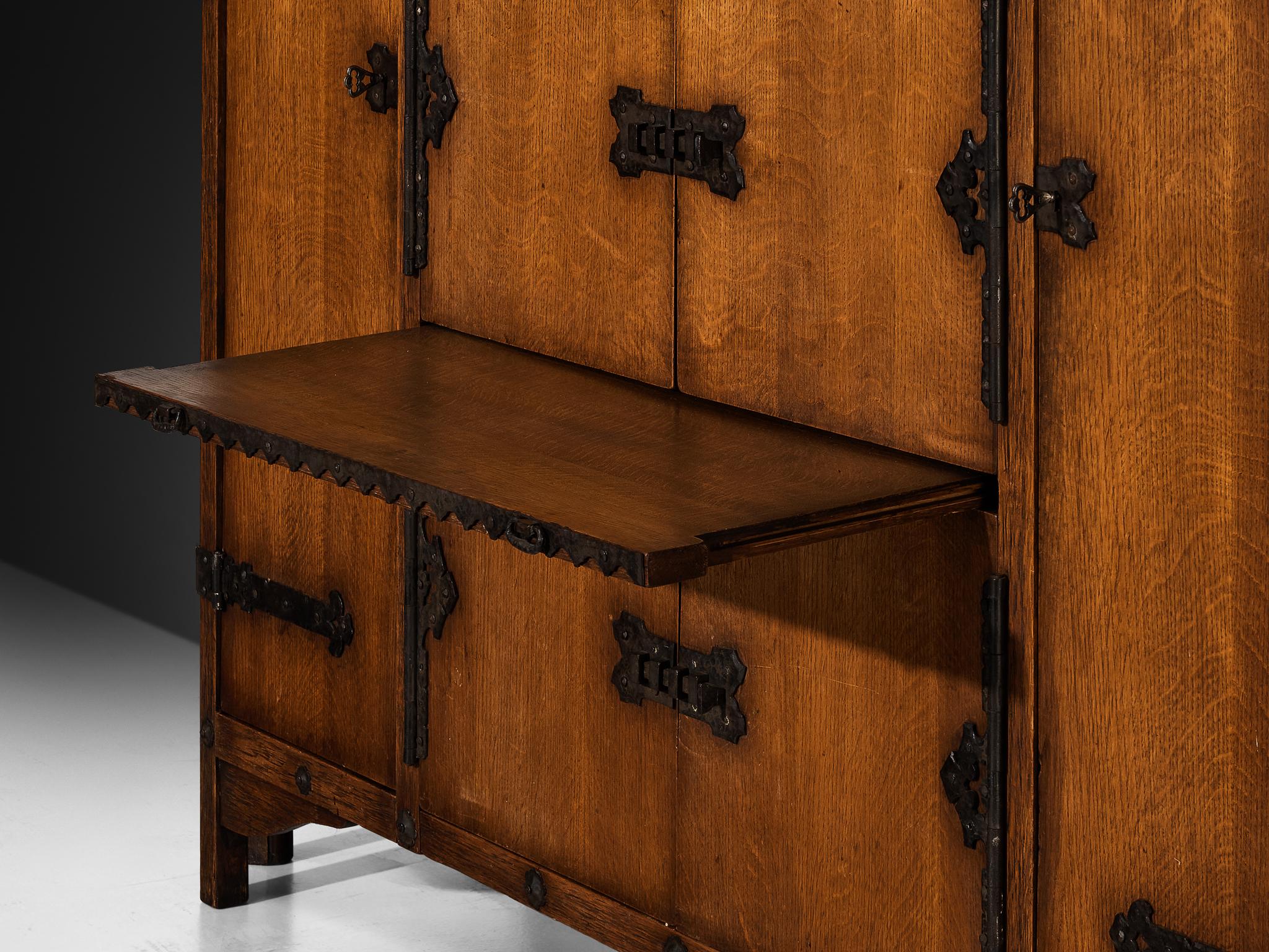 Fer Ernesto Valabrega pour Vittorio Valabrega, grand meuble de rangement Art Déco en chêne en vente