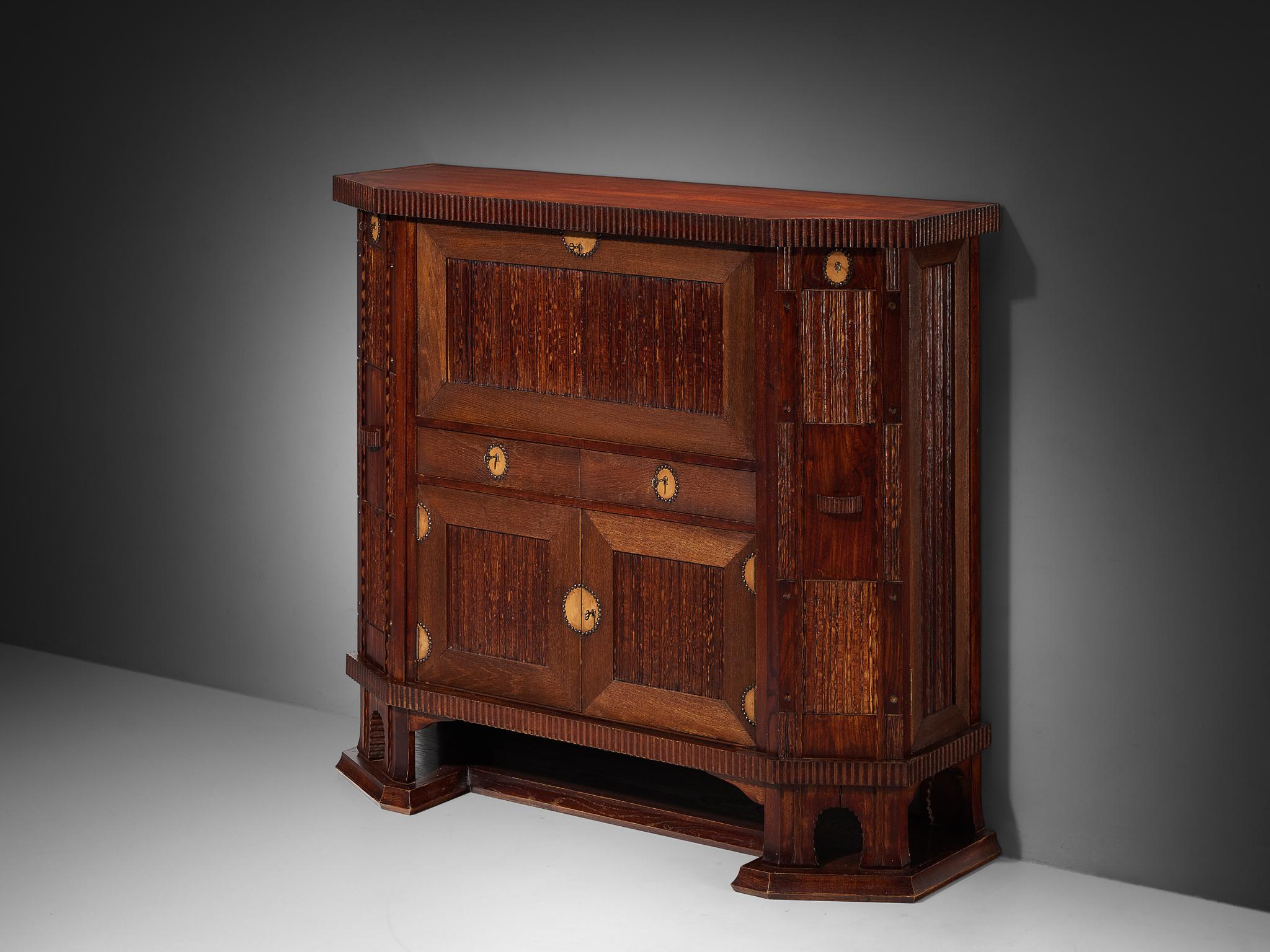 Ernesto Valabrega per Vittorio Valabrega, mobile, Oak, pelle, ottone, Italia, anni '30 

Questa eccezionale credenza, disegnata da Ernesto Valabrega per Vittorio Valabrega negli anni '30, è un esempio straordinario di artigianato italiano.