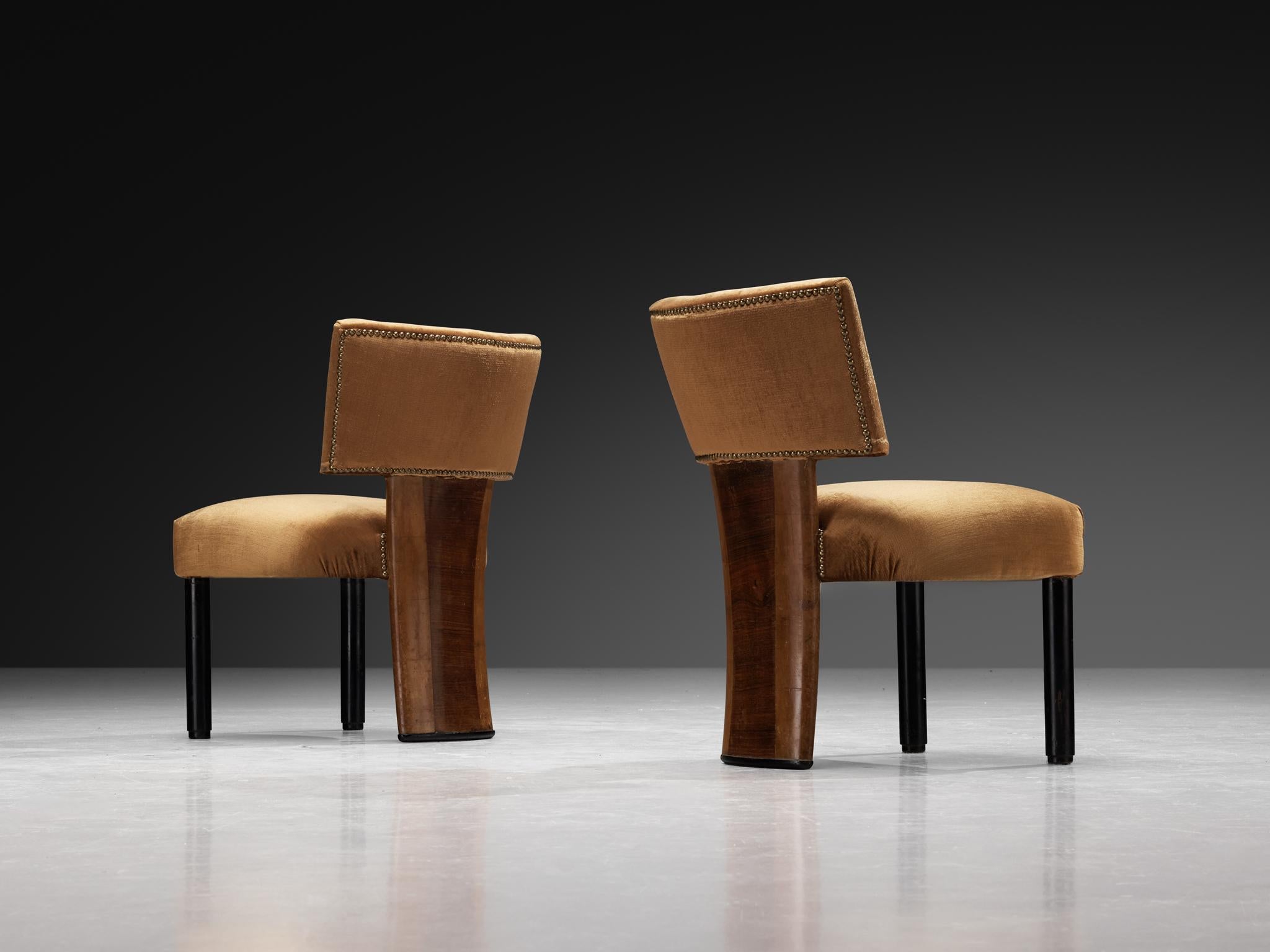 Ernesto Valabrega per Vittorio Valabrega, coppia di sedie,  noce, tessuto, anni '30

Queste sedie sono un bellissimo esempio di design Art Déco italiano, disegnate da Ernesto Valabrega intorno al 1930. Queste sedie esprimono un'eleganza primordiale,
