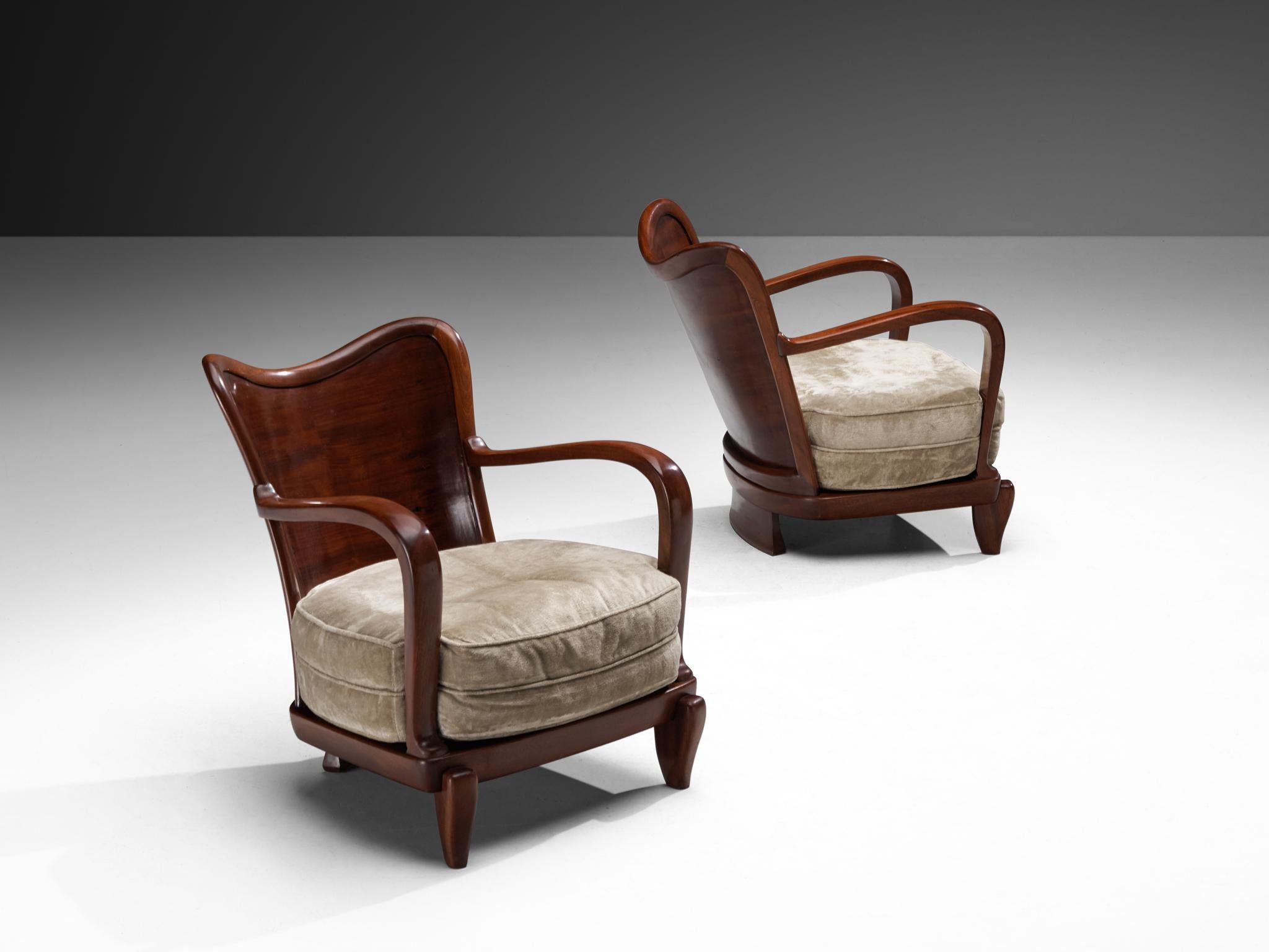 Ernesto Valabrega pour Vittorio Valabrega, paire de fauteuils, acajou, velours, Turin, Italie, années 1930

Ces chaises, conçues par Ernesto Valabrega dans les années 30, s'écartent d'un design géométrique organique infusé de lignes fluides et