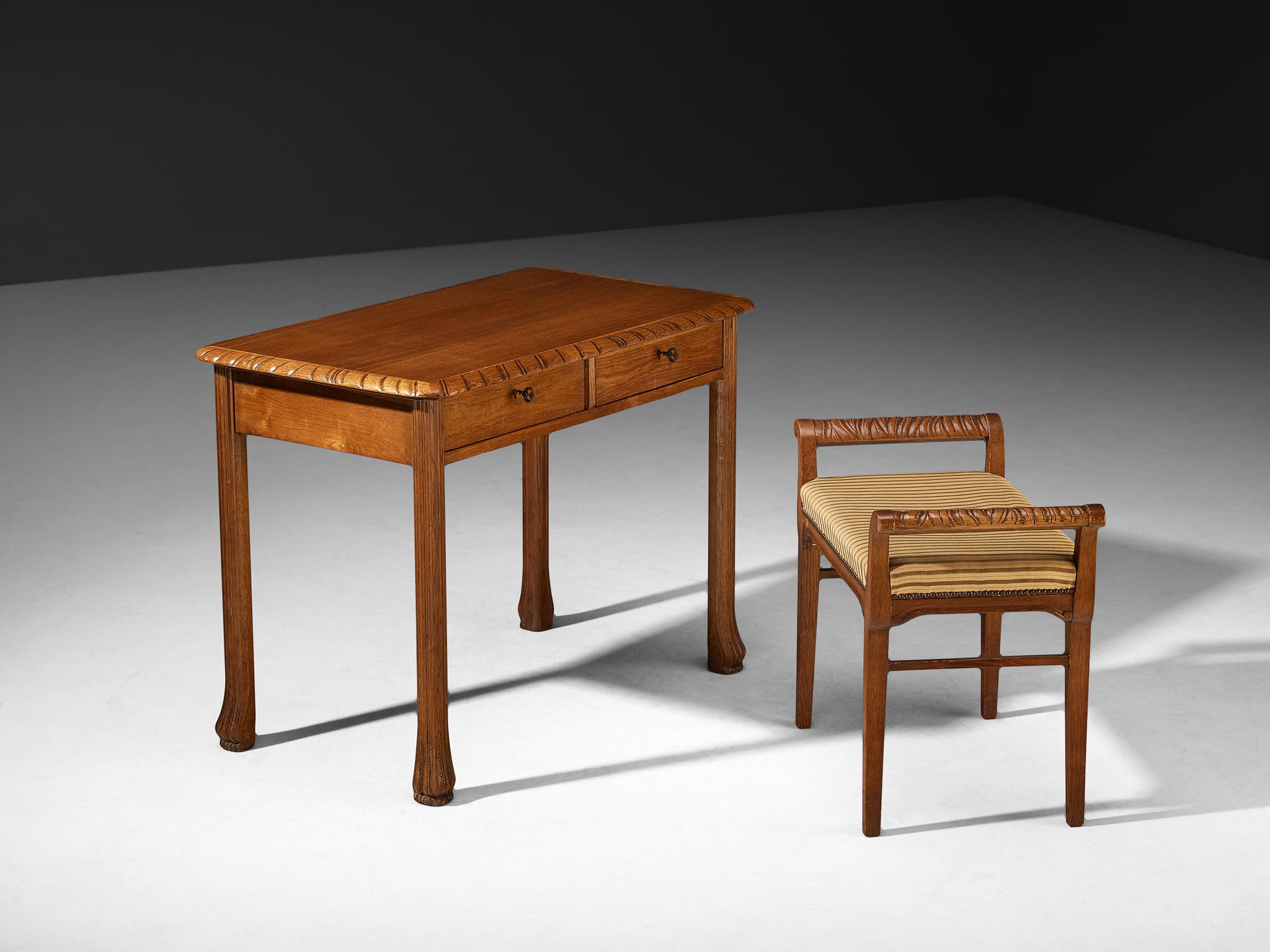 Ernesto Valabrega para Vittorio Valabrega, tocador y taburete, roble, tela, Italia, años 30 

Este refinado tocador y taburete, diseñados por Ernesto Valabrega para Vittorio Valabrega en la década de 1930, ejemplifican el dominio de las