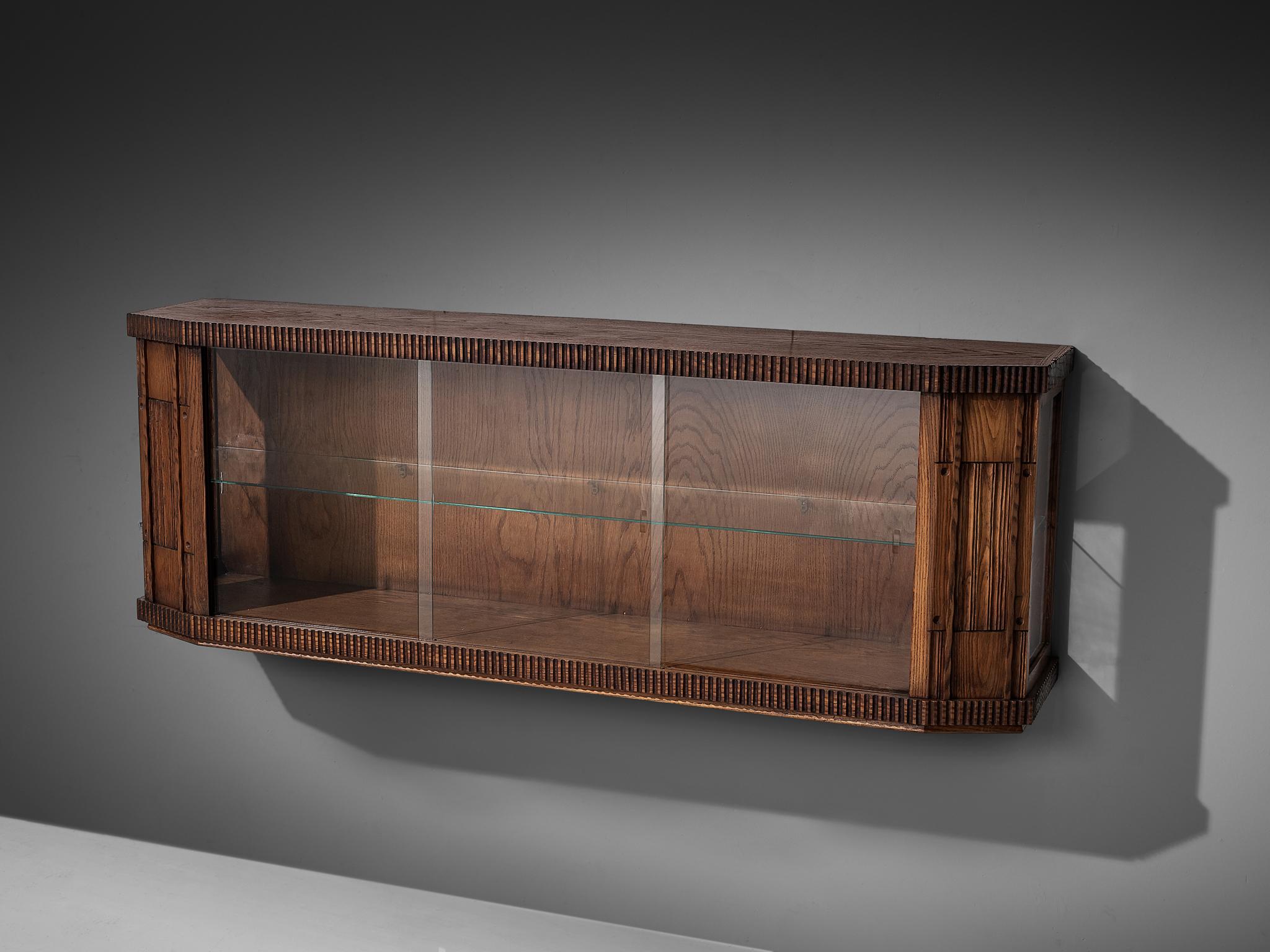 Ernesto Valabrega pour Vittorio Valabrega, vitrine murale, chêne, verre, Italie, années 1930. 

Ce meuble suspendu d'Ernesto Valabrega, fabriqué dans les années 1930, est un exemple convaincant du design italien de l'entre-deux-guerres. Exécutée en