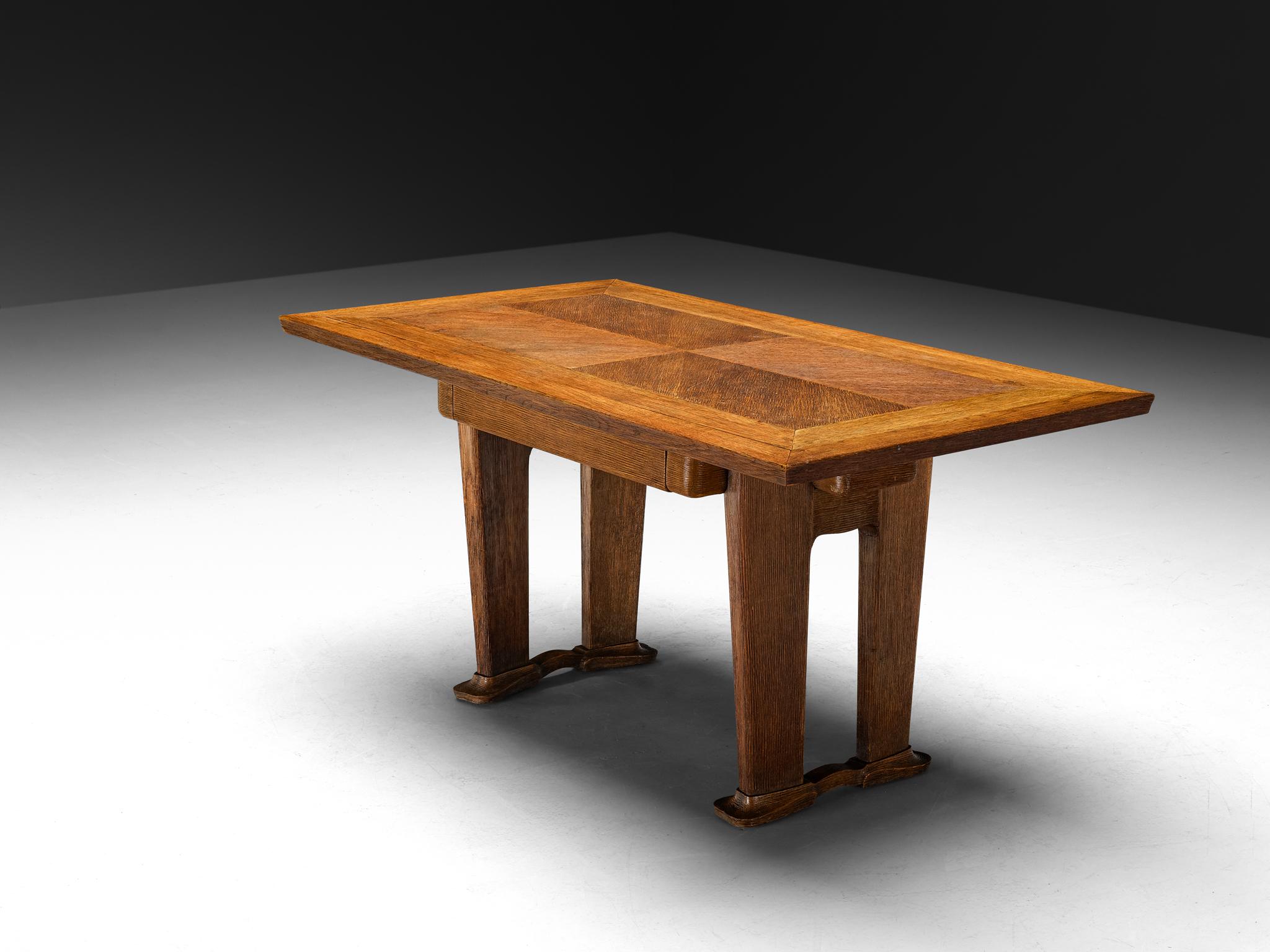 Ernesto Valabrega per Vittorio Valabrega, scrivania, Oak, Torino, Italia, anni '30

Questa scrivania, disegnata da Ernesto Valabrega negli anni '30, si discosta dalle influenze dell'Art Déco. Il piano rettangolare poggia su una base particolare,
