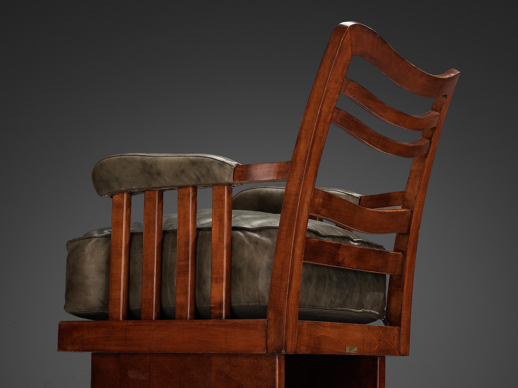 Ernesto Valabrega paire de chaises longues en cuir vert olive et acajou en vente 3