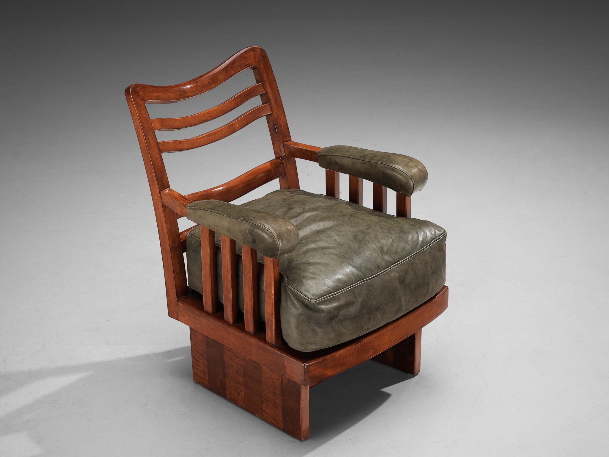 Ernesto Valabrega paire de chaises longues en cuir vert olive et acajou en vente 4