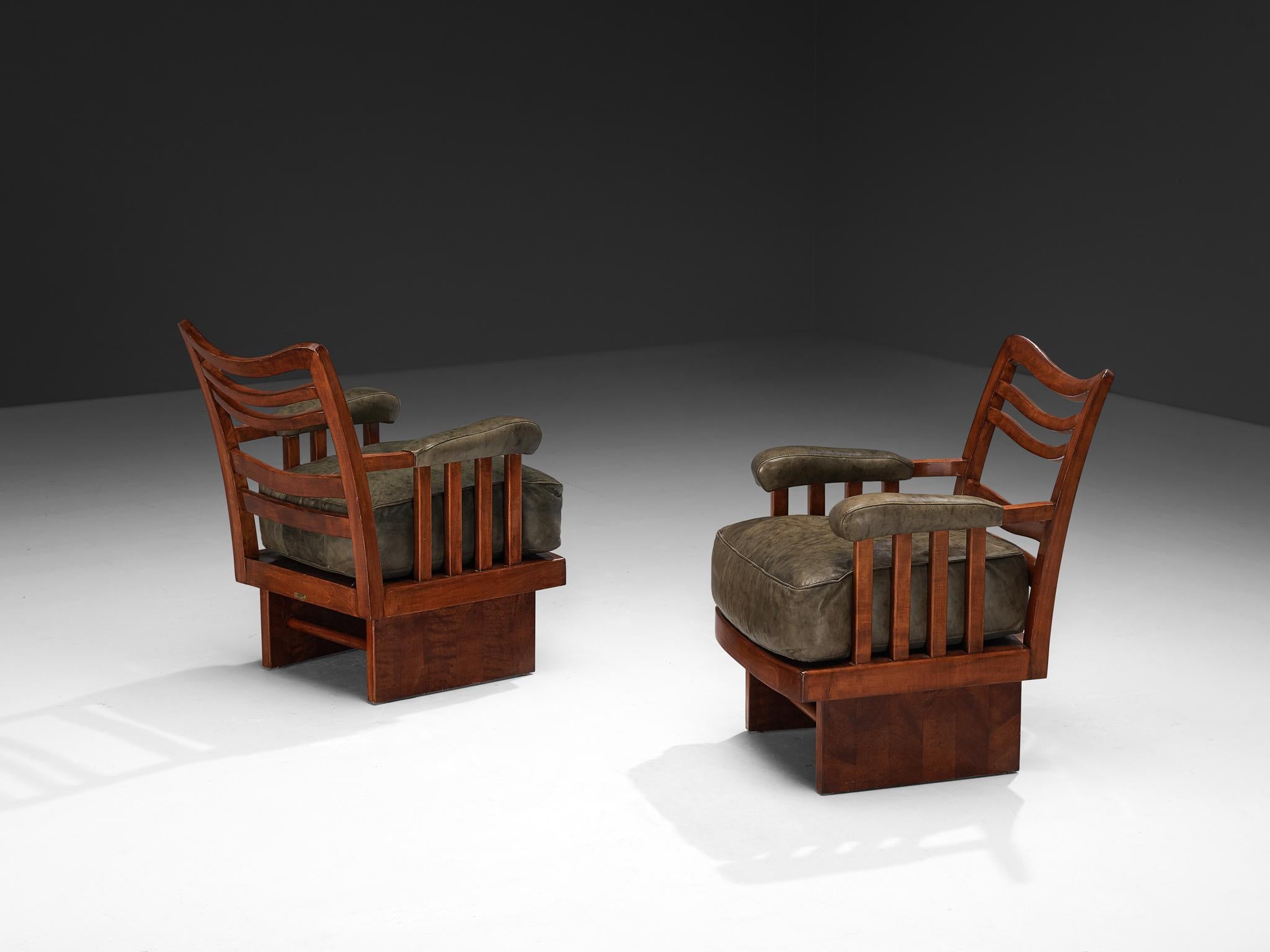 Ernesto Valabrega paire de chaises longues en cuir vert olive et acajou en vente 6