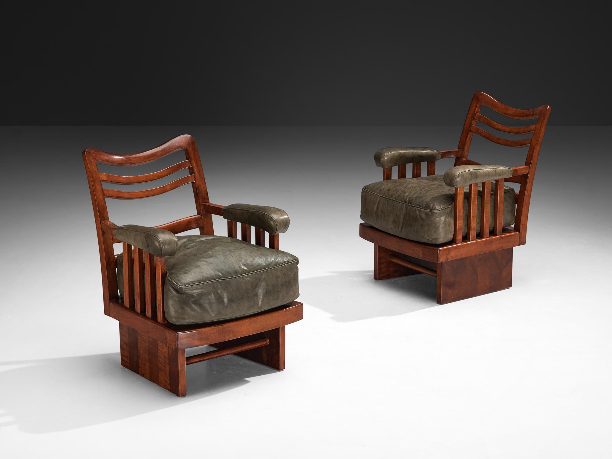 Ernesto Valabrega pour Vittorio Valabrega, paire de fauteuils, acajou, cerisier, cuir, Turin, Italie, années 1930

Ces chaises, conçues par Ernesto Valabrega dans les années 30, s'écartent d'un design géométrique strict infusé de détails organiques.