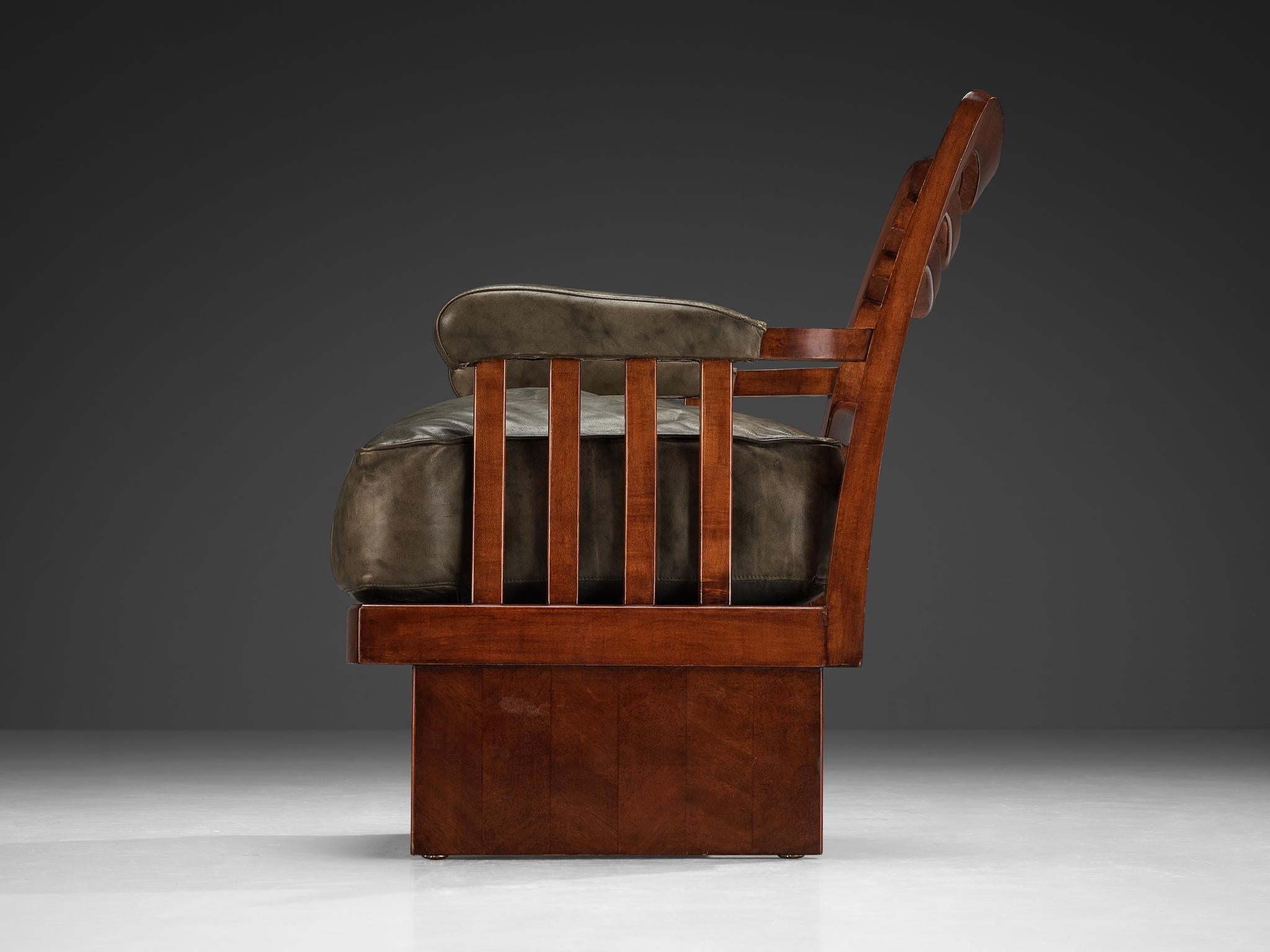 italien Ernesto Valabrega paire de chaises longues en cuir vert olive et acajou en vente