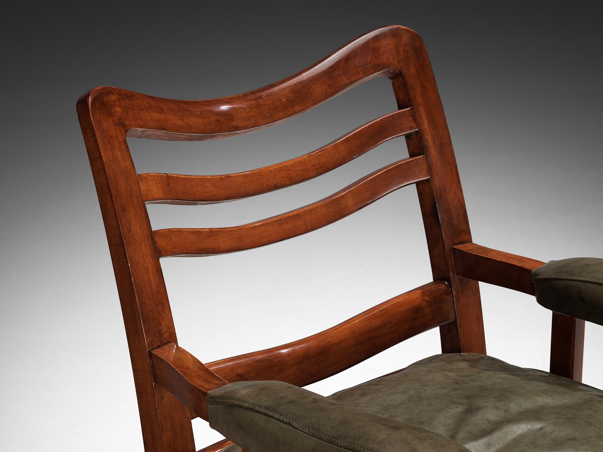 Ernesto Valabrega paire de chaises longues en cuir vert olive et acajou Bon état - En vente à Waalwijk, NL