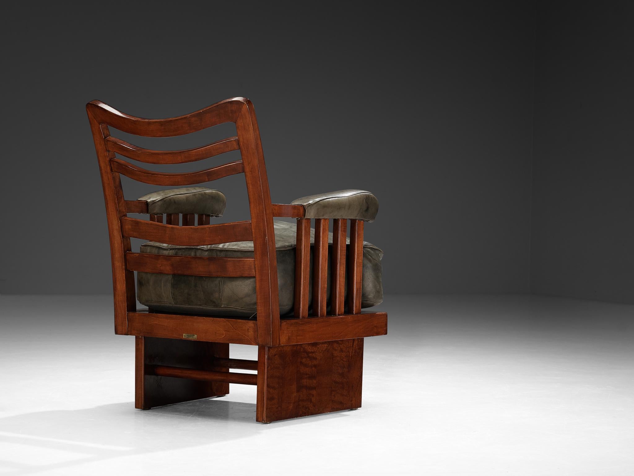Milieu du XXe siècle Ernesto Valabrega paire de chaises longues en cuir vert olive et acajou en vente