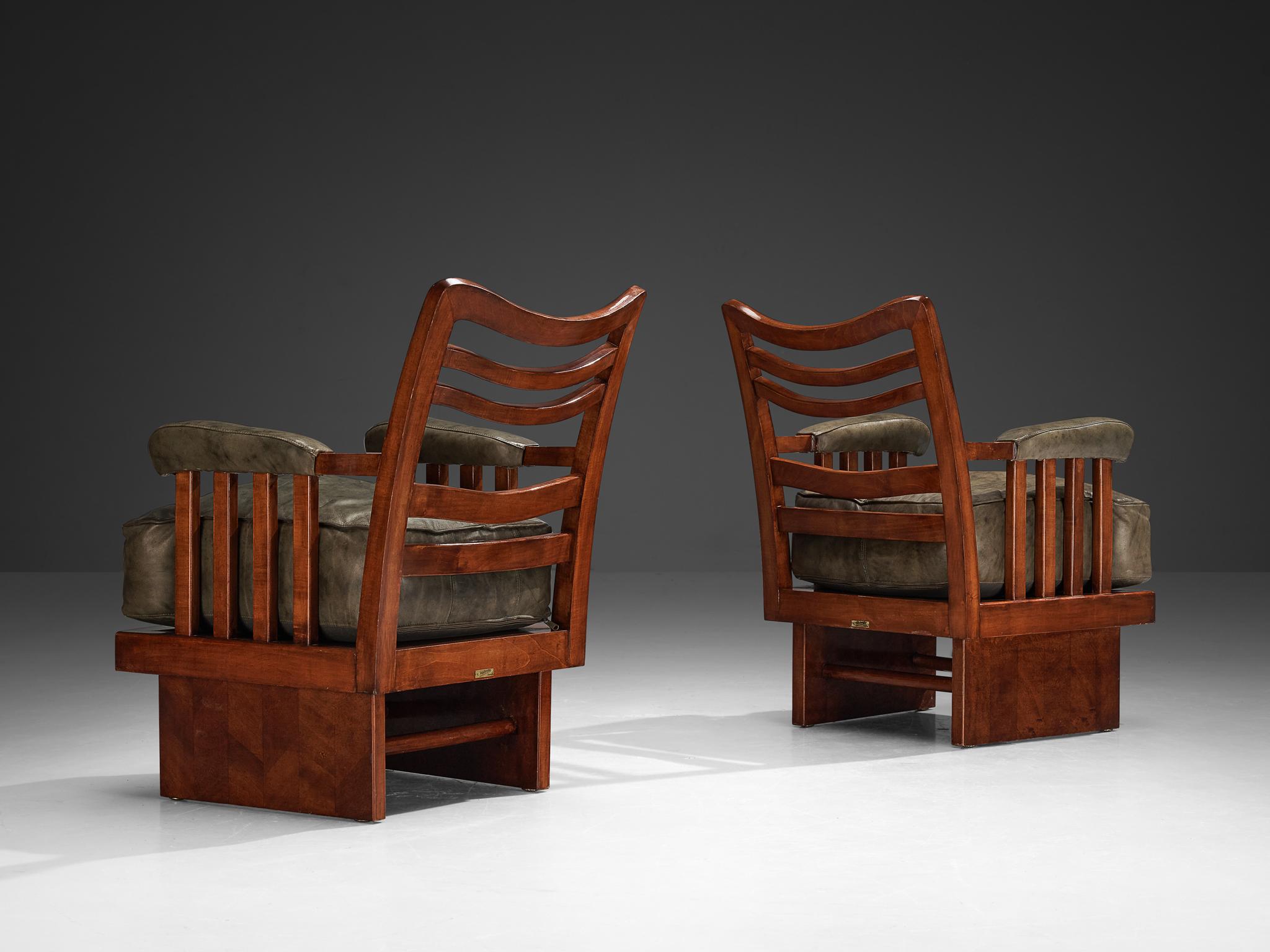 Cuir Ernesto Valabrega paire de chaises longues en cuir vert olive et acajou en vente
