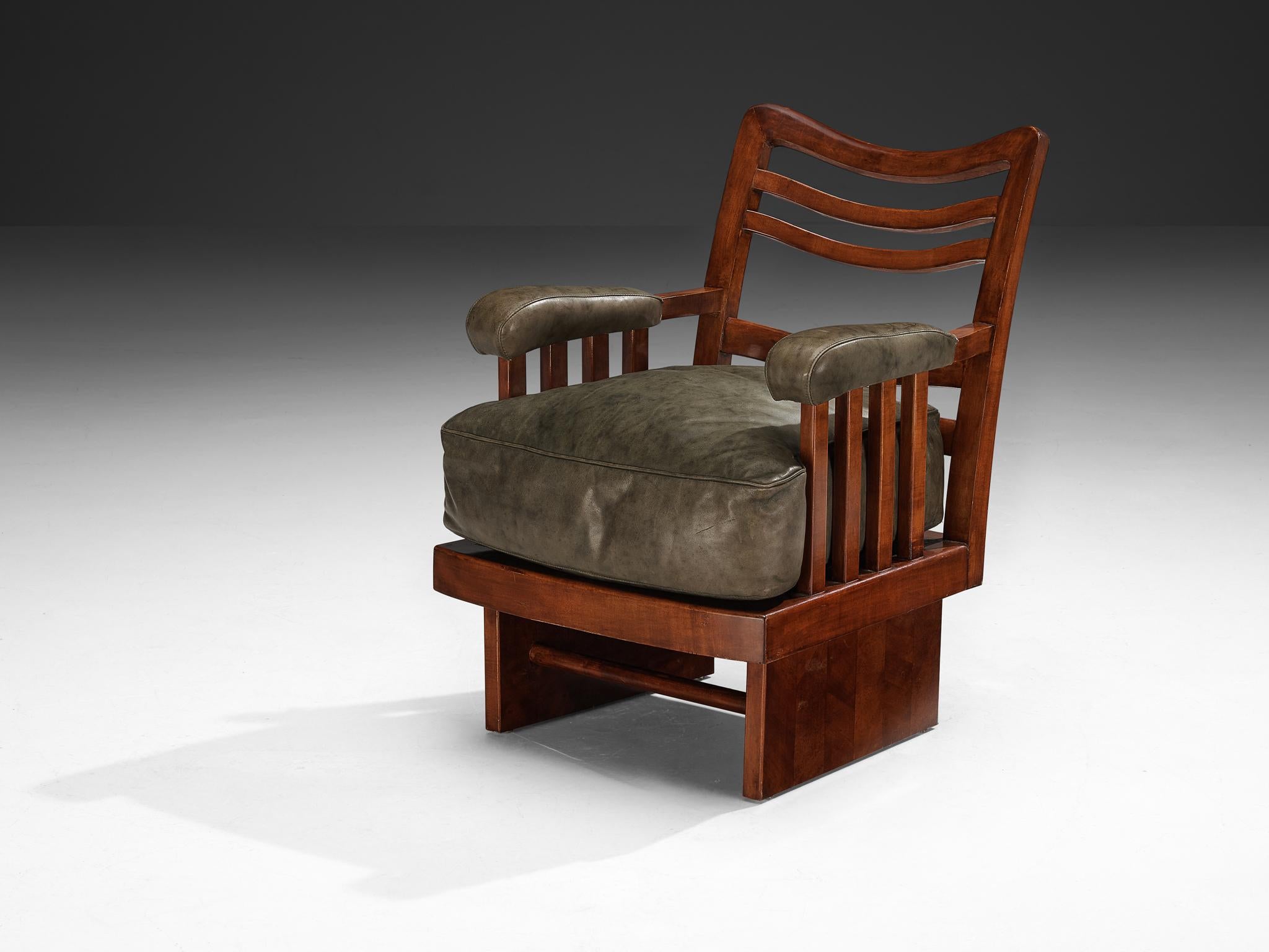 Ernesto Valabrega paire de chaises longues en cuir vert olive et acajou en vente 1