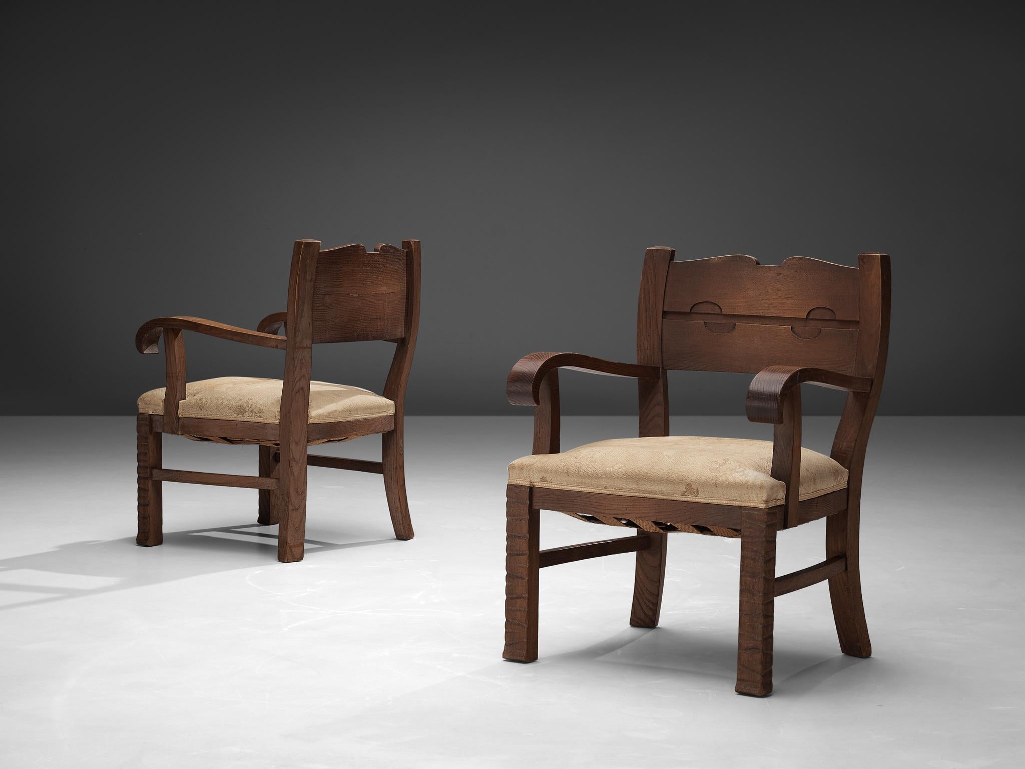 Ernesto Valabrega, paire de fauteuils, chêne, revêtement en tissu, Italie, vers 1935

Paire de fauteuils en chêne et tapisserie beige à motifs floraux du designer italien Ernesto Valabrega. Un large siège rembourré offre un grand confort. Les
