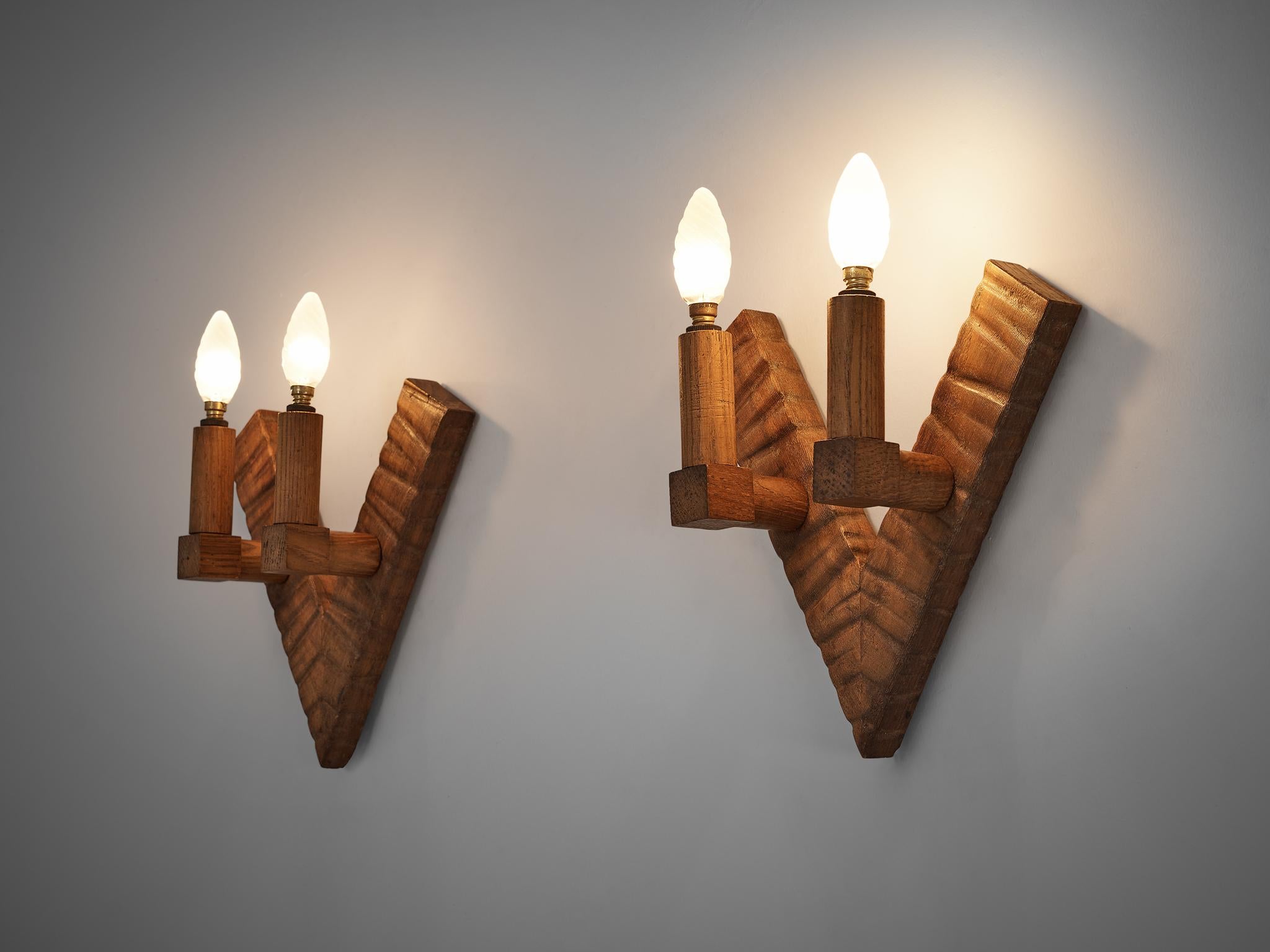 Ernesto Valabrega, pair of wall lights, metal, oak, Italy, ca. 1935

Ernesto Valabrega designed a rather particular pair of wall lighs. The V-shaped frame has a very structured look, giving it a vivid character. Attatched to the frame are two beams