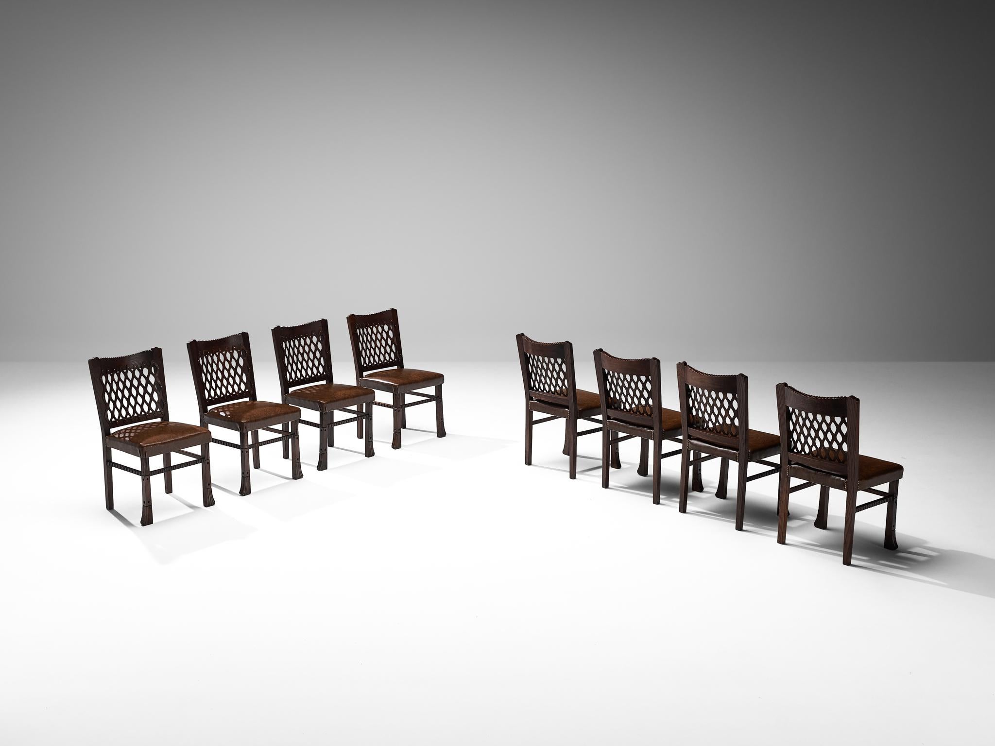 Ernesto Valabrega, Satz von acht Esszimmerstühlen, Eiche, Leder, Metall, Italien, um 1935

Diese wohlgeformten Stühle stammen aus einer der einflussreichsten Epochen der Kunst, nämlich der Art-Déco-Bewegung. Die Stühle zeugen von dem ausgezeichneten