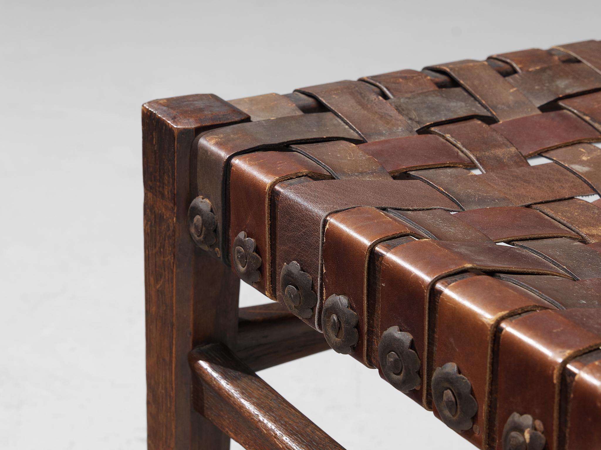 italien Ernesto Valabrega - Ensemble de six chaises de salle à manger en chêne et cuir  en vente