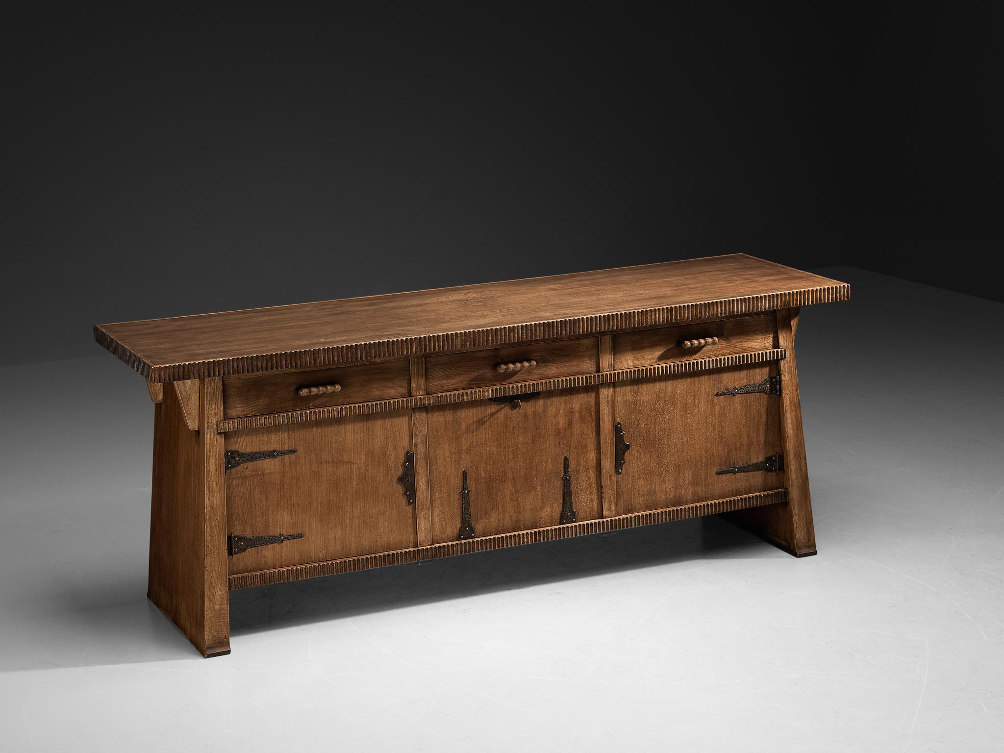 Buffet Ernesto Valabrega, métal, chêne, Italie, années 1930

Impressionnant buffet conçu par Ernesto Valabrega. Ce buffet présente tous les aspects d'un véritable design Valabrega : fabriqué à la main, robuste et unique. Sa forme générale presque