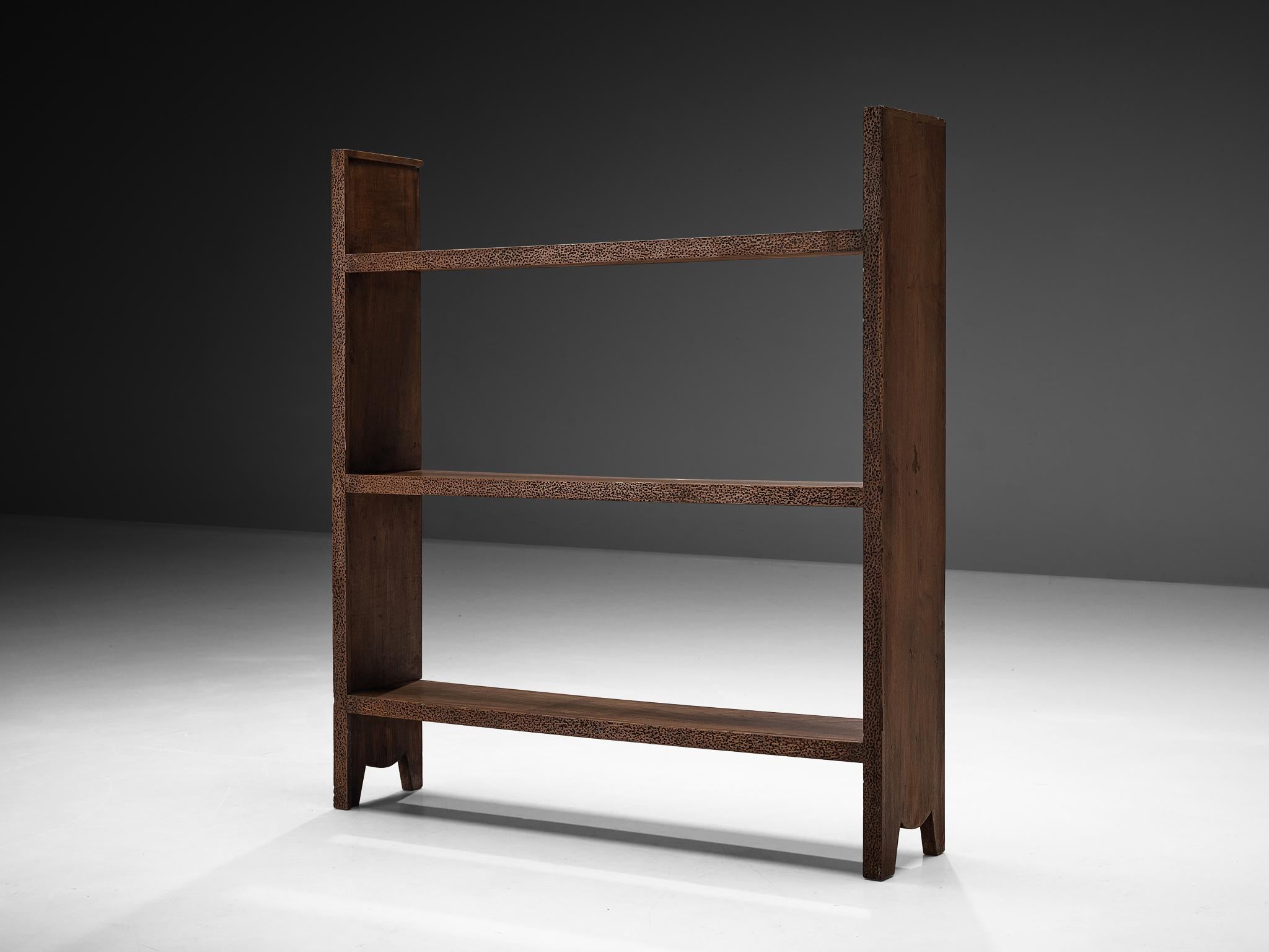 Ernesto Valabrega, libreria, quercia, Italia, anni '30

Questa libreria mostra le caratteristiche del design di Ernesto Valabrega. Il legno inciso in modo dinamico conferisce al pezzo un vero carattere. Un bel dettaglio sono le piccole gambe su ogni