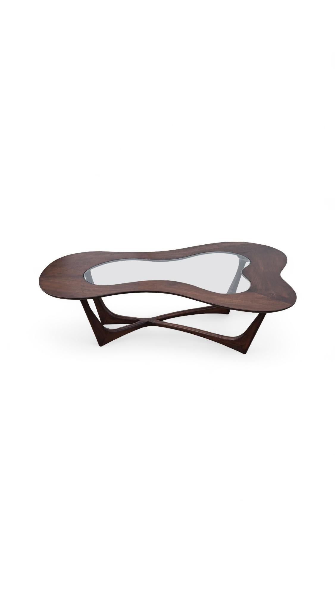 Mesa baja biomórfica de nogal y cristal Erno Fabry siglo XX en venta