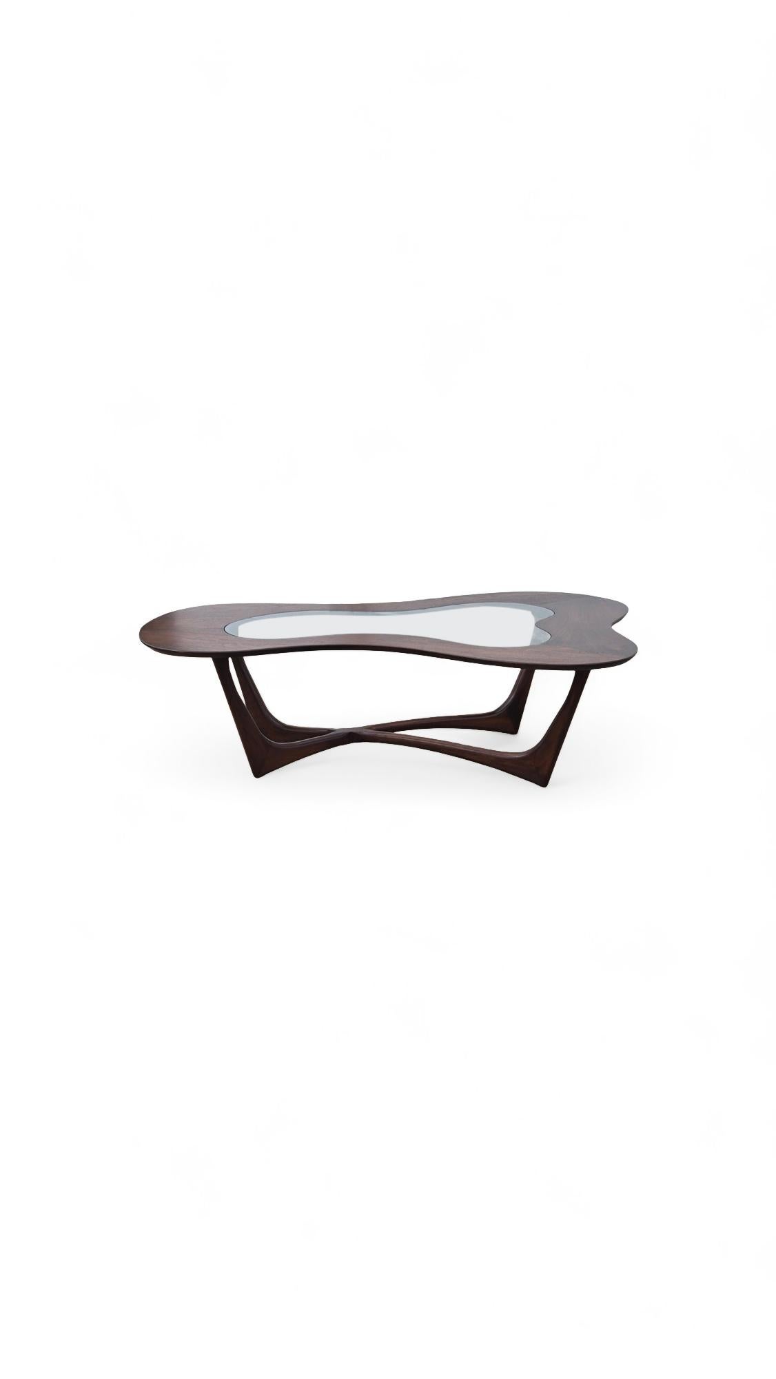 Mesa baja biomórfica de nogal y cristal Erno Fabry Vidrio en venta