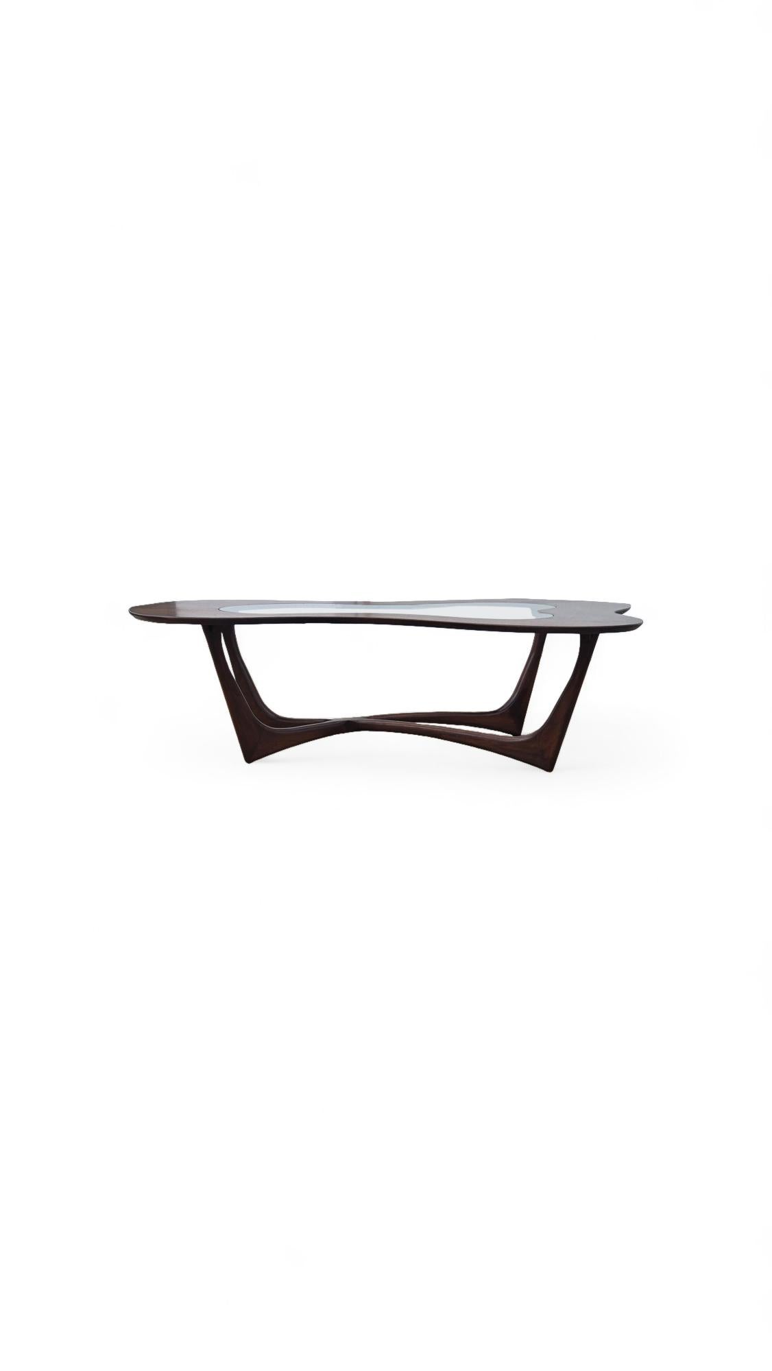 Mesa baja biomórfica de nogal y cristal Erno Fabry en venta 1
