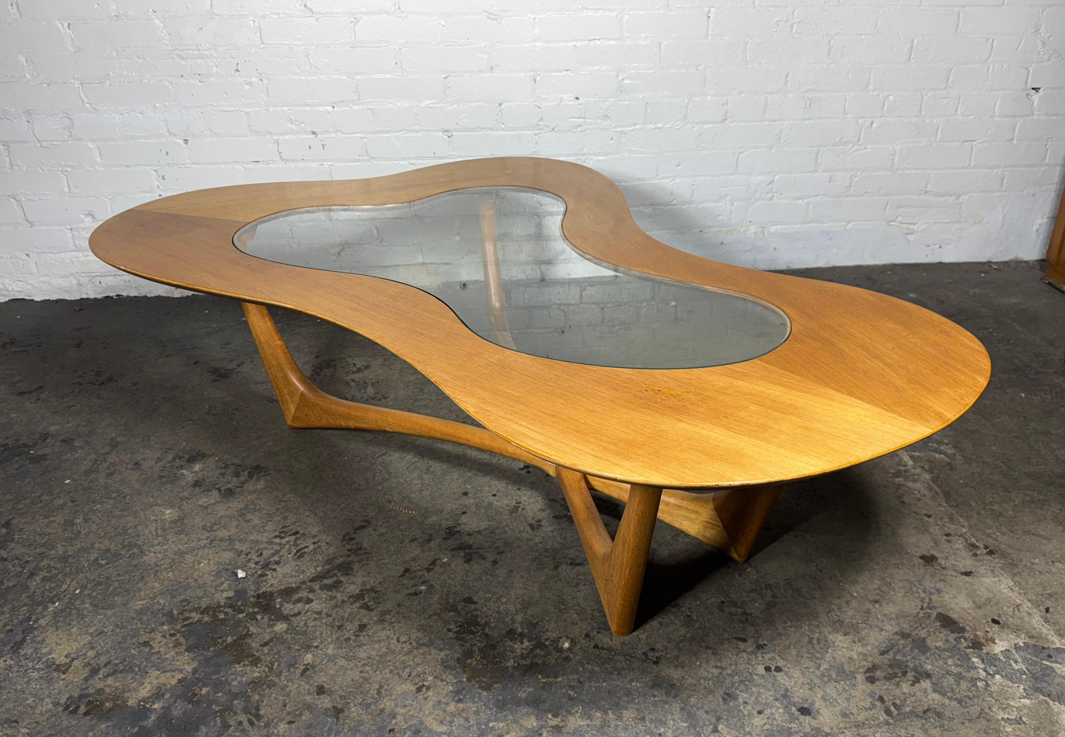 Table basse vintage de style biomorphique / amibe par Erno Fabry (1906-1984). Construite en Beeche, elle conserve sa finition d'origine, sa patine, et est en bon état. La table a été fabriquée en Italie pour Fabry Associates entre 1950 et 1959. Il